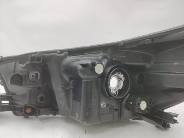 Toyota HILUX REVO 2015-2019 HALOGEN R.H.S HEADLIGHT ASSEMBLY