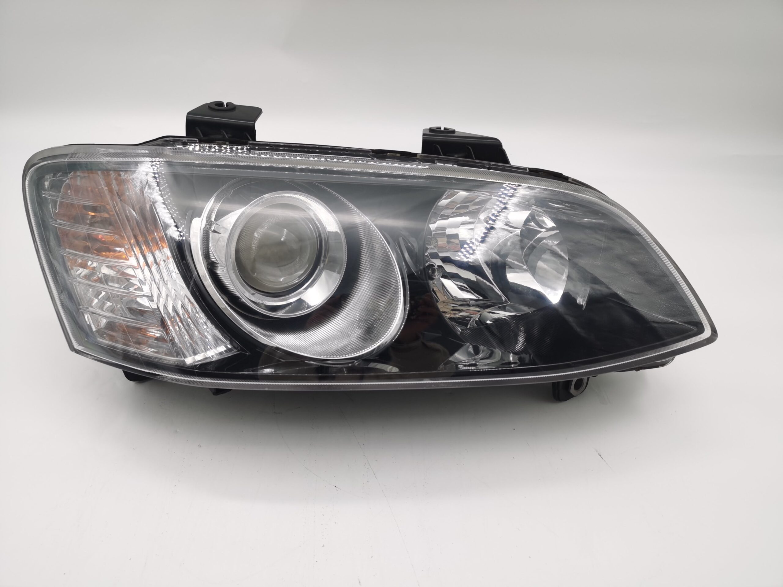 Holden COMMODORE SV6 VE II 2011-2012 LENS HALOGEN R.H.S HEADLIGHT ASSEMBLY