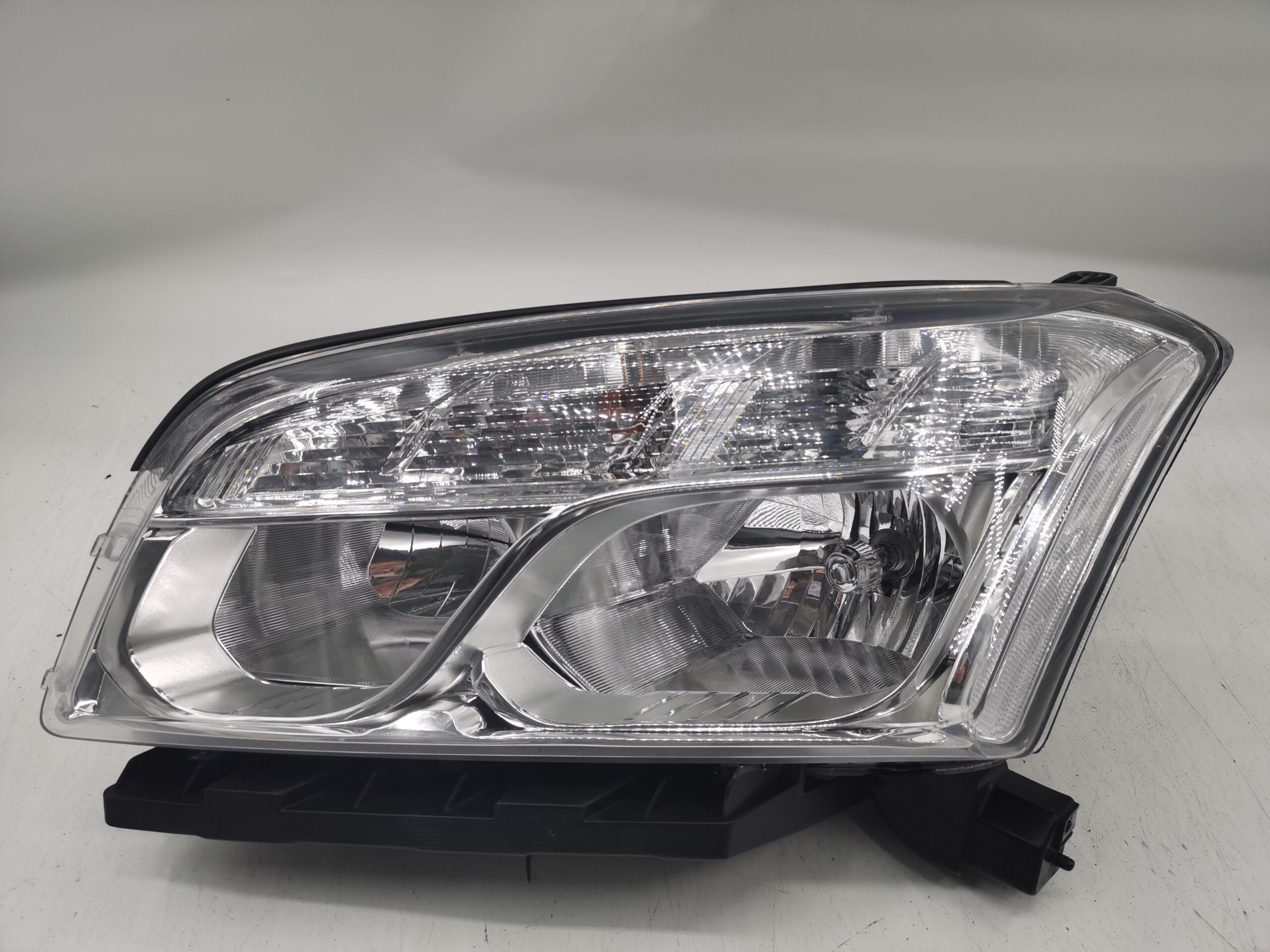 Holden TRAX TRACKER 2013-2016 L.H.S HEADLIGHT ASSEMBLY