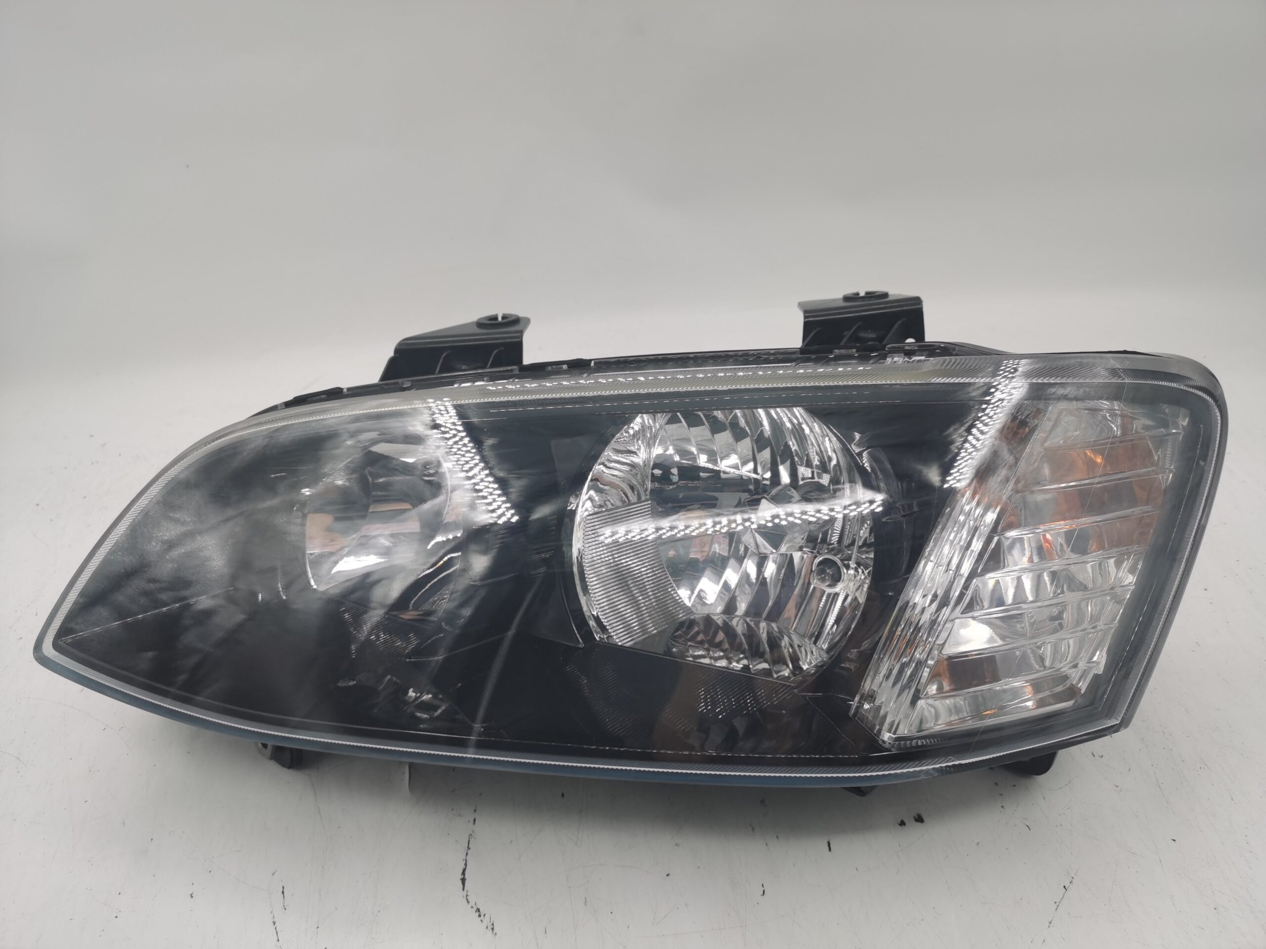 Holden COMMODORE SV6 VE II 2011-2012 HALOGEN L.H.S HEADLIGHT ASSEMBLY