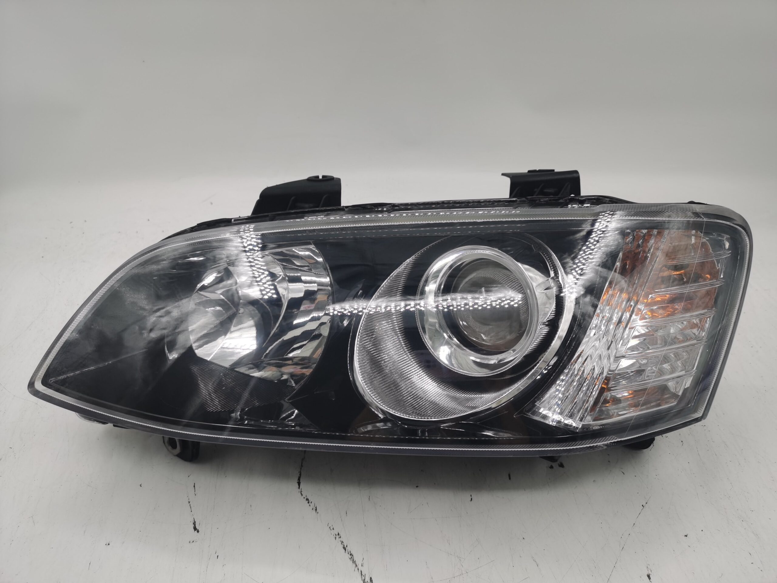 Holden COMMODORE SV6 VE II 2011-2012 LENS HALOGEN L.H.S HEADLIGHT ASSEMBLY