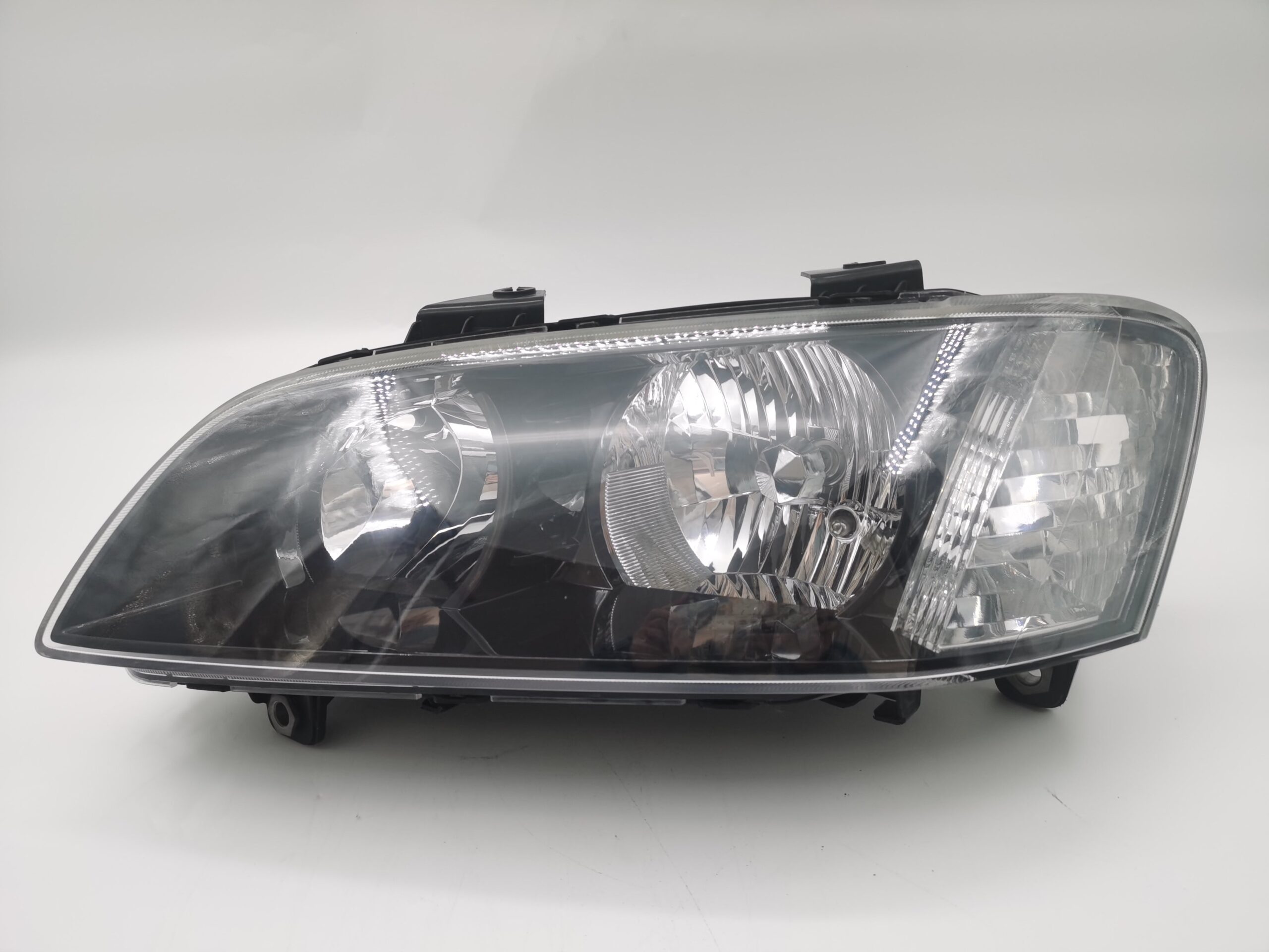 Holden COMMODORE SV6 VE 2007-2010 HALOGEN  L.H.S HEADLIGHT ASSEMBLY