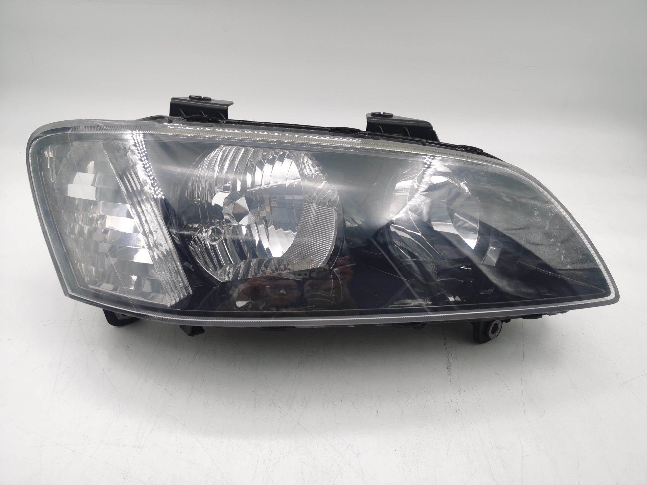 Holden COMMODOER 2008-2011 R.H.S HEADLIGHT ASSEMBLY