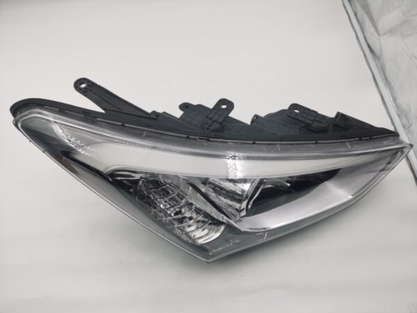 HYUNDAI SANTA FE DM 2013-2015 XENON  R.H.S HEADLIGHT ASSEMBLY