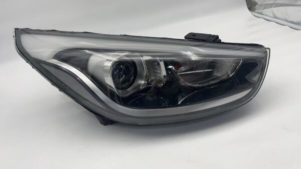 Hyundai IX35 2013 R.H.S HEADLIGHT ASSEMBLY