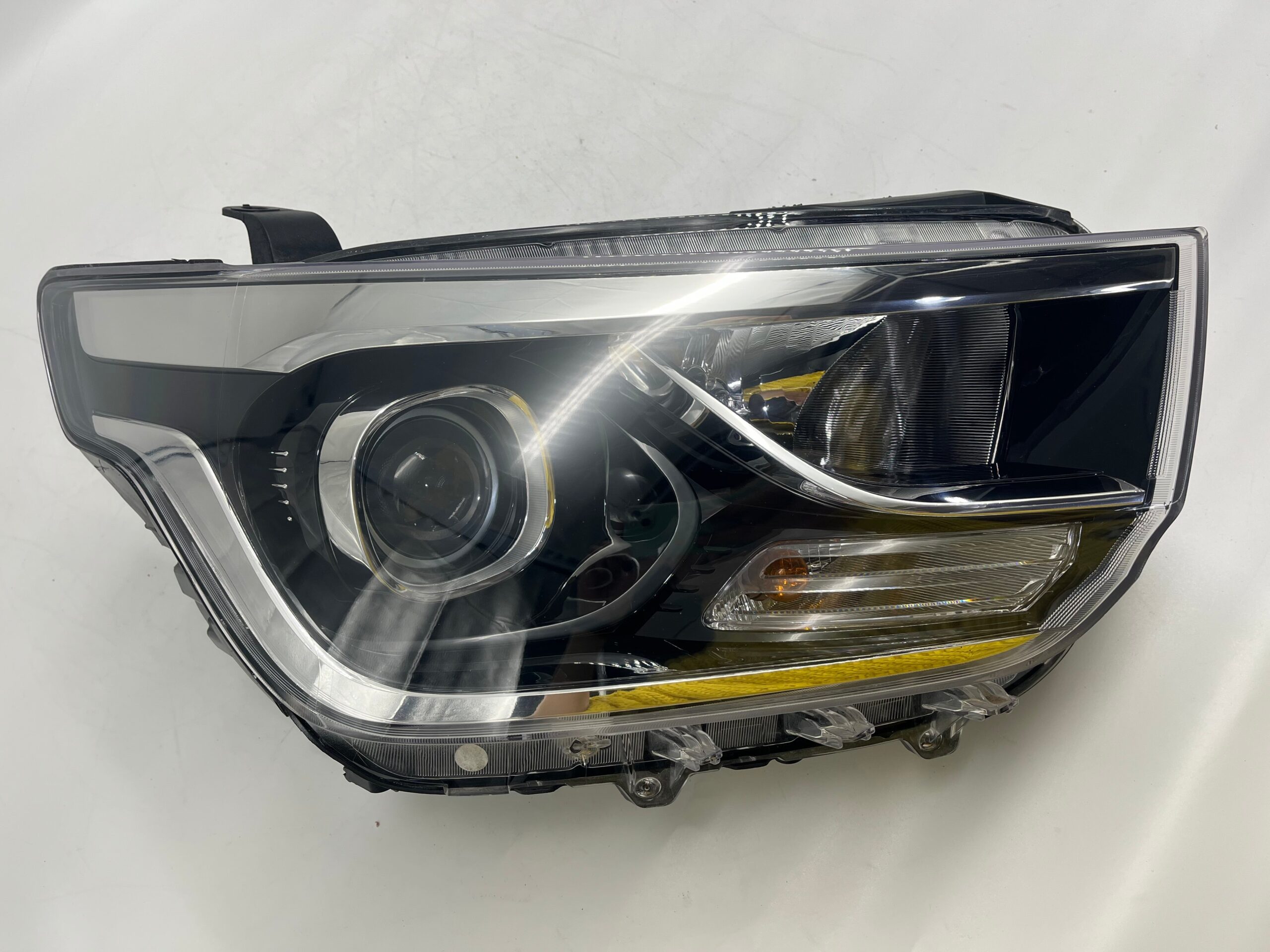 Hyundai STAREX 2018 R.H.S HEADLIGHT ASSEMBLY