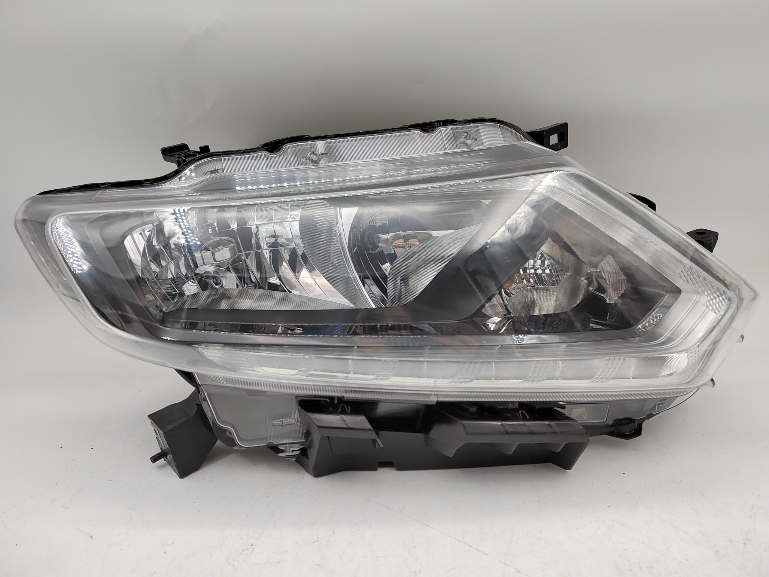 Nissan X-TRAIL 2014-2016 HALOGEN R.H.S HEADLIGHT ASSEMBLY