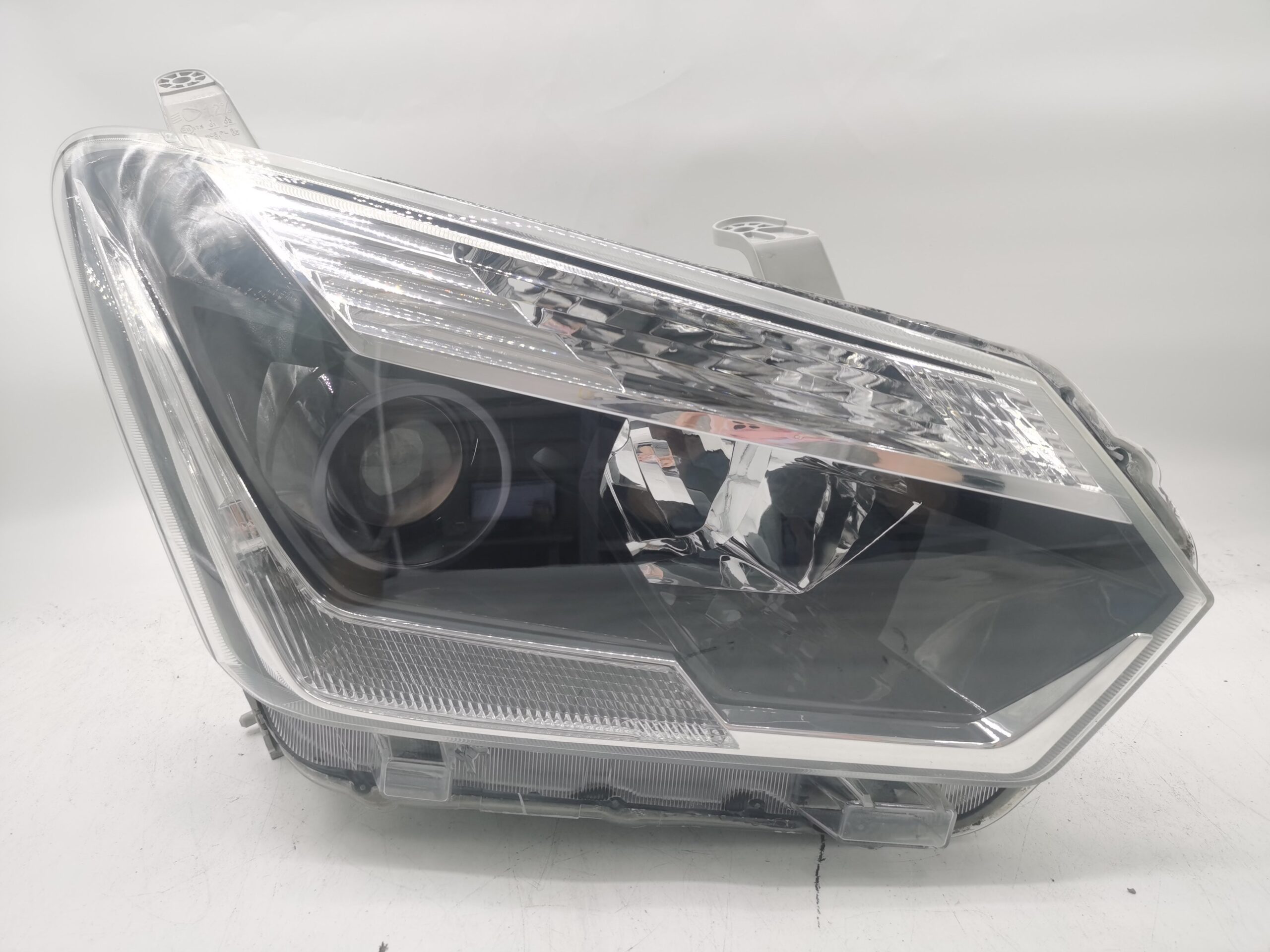 Isuzu D-MAX 2016-2020 R.H.S HEADLIGHT ASSEMBLY