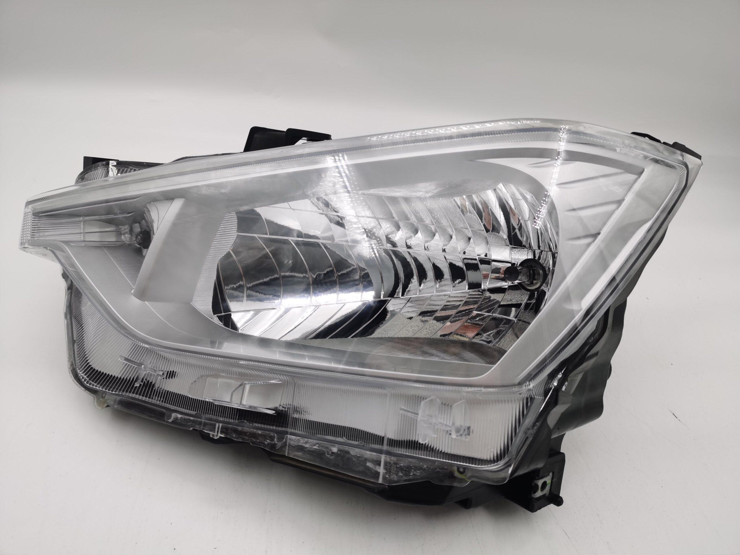 Isuzu D-MAX 3 2017-2020 L.H.S HEADLIGHT ASSEMBLY