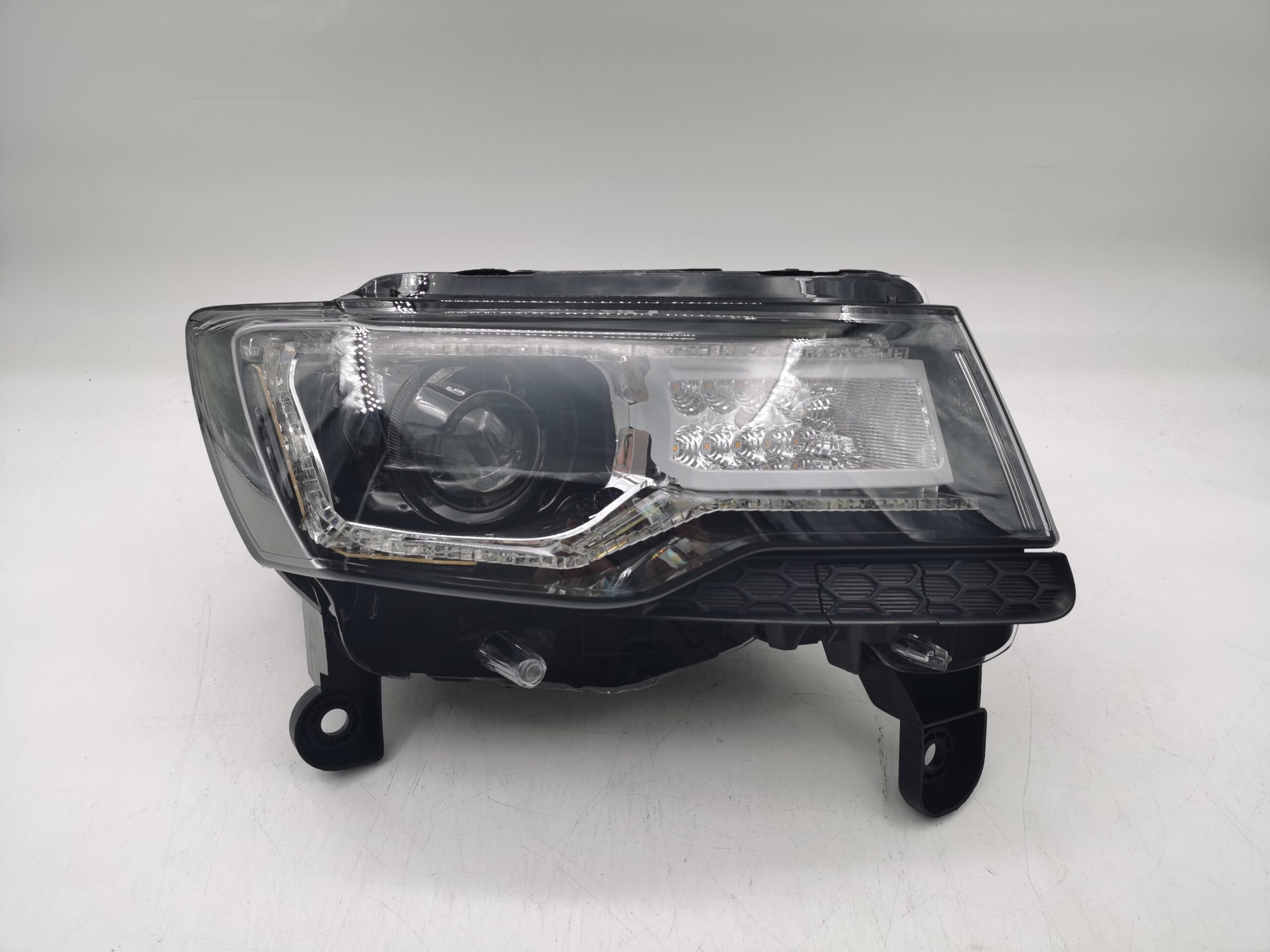 JEEP GRAND CHEROKEE WK2 2013-2019 R.H.S HEADLIGHT ASSEMBLY