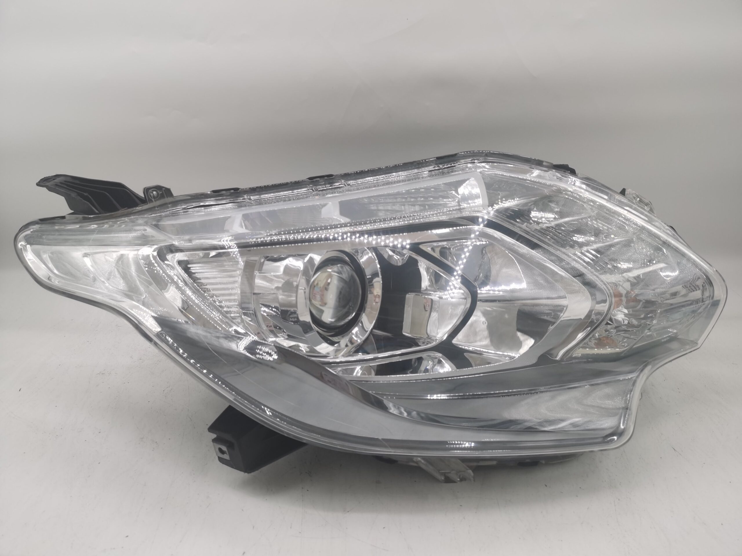 Mitsubishi L200 2014-2019 R.H.S HEADLIGHT ASSEMBLY