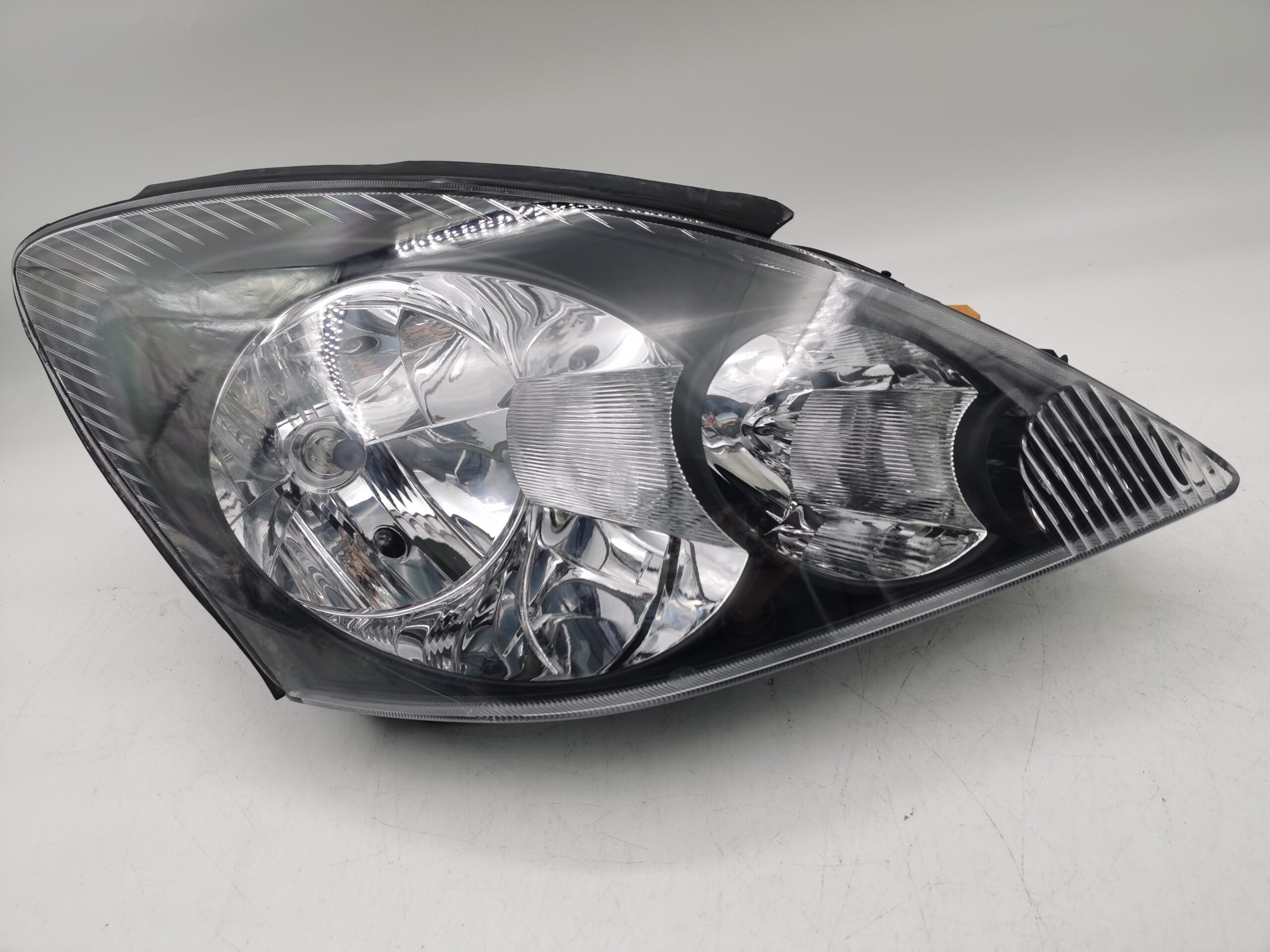 Mitsubishi MAGNA/ VERADA 2003-2005 R.H.S HEADLIGHT ASSEMBLY