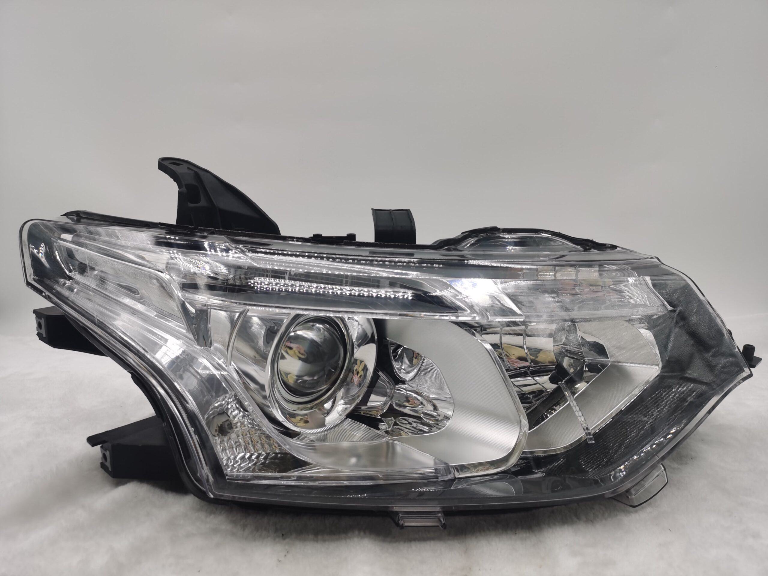 Mitsubishi OUTLANDER 2013-2015 XENON R.H.S HEADLIGHT ASSEMBLY