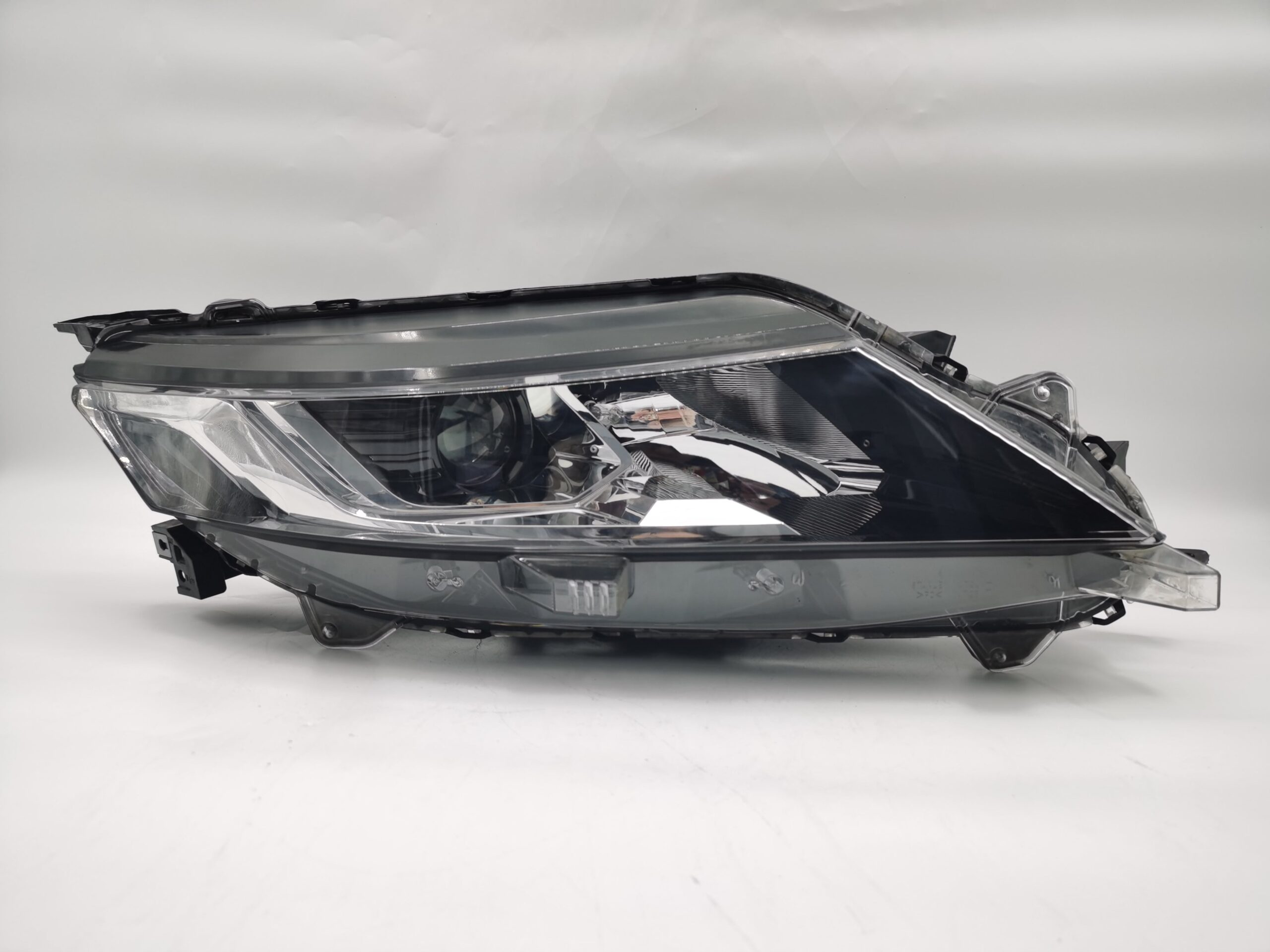 Mitsubishi TRITON L200 2019-2023 HALOGEN  R.H.S HEADLIGHT ASSEMBLY