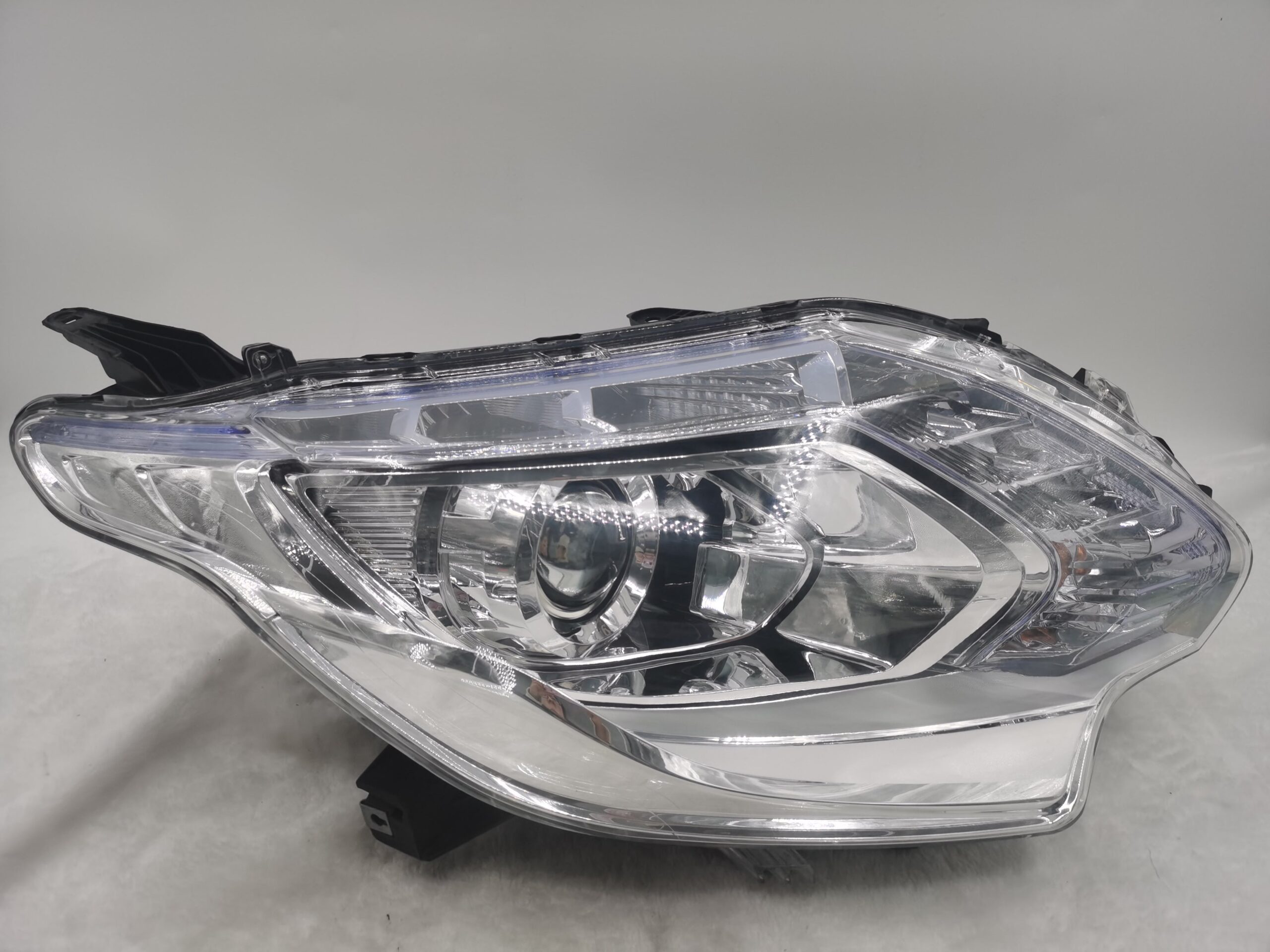 Mitsubishi TRITON L200 2015-2018 XENON R.H.S HEADLIGHT ASSEMBLY