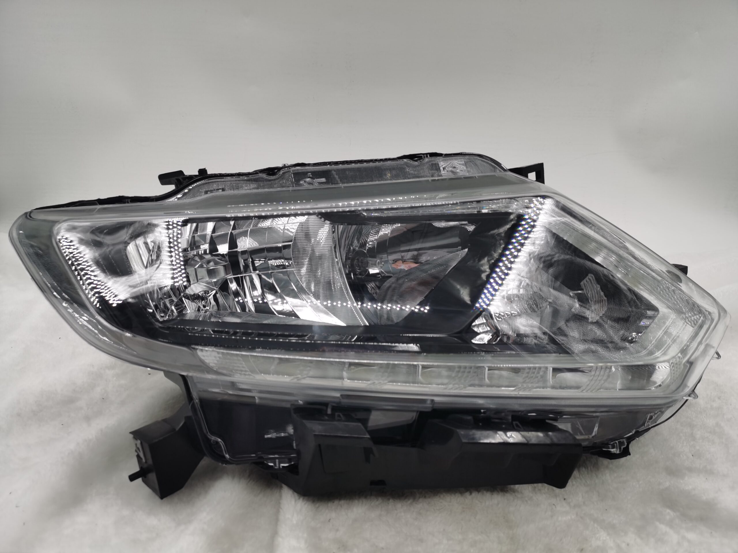 Nissan X-TRAIL 2014-2016 HALOGEN R.H.S HEADLIGHT ASSEMBLY