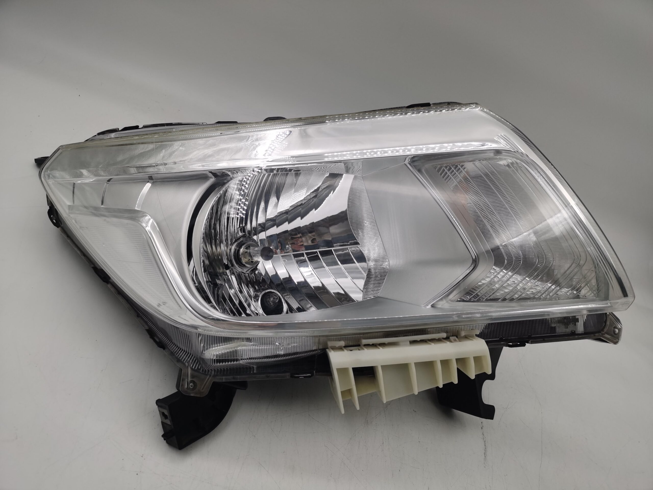 Nissan NAVARA NP300 2016-2020 HALOGEN R.H.S HEADLIGHT ASSEMBLY