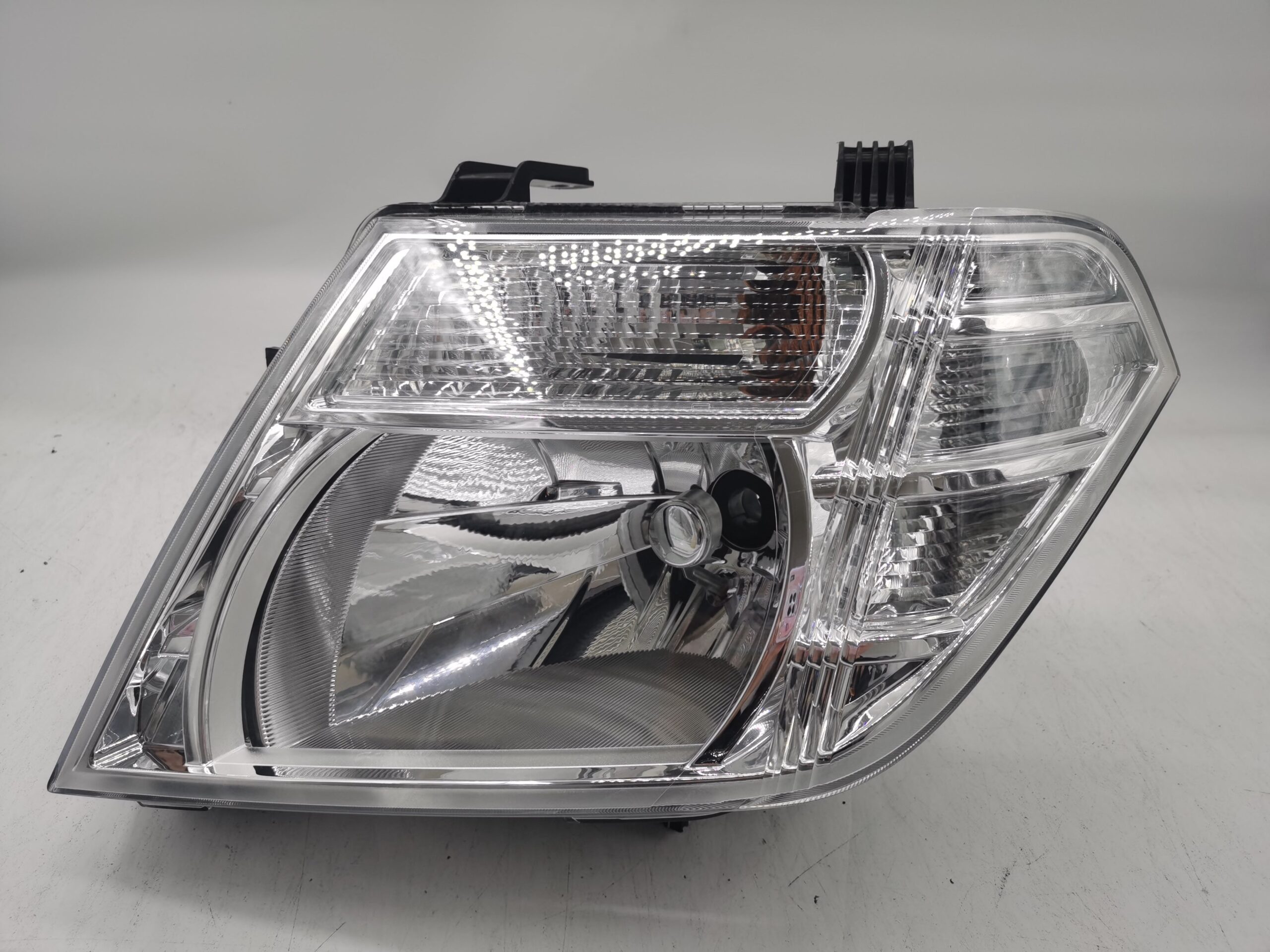 Nissan PATHFINDER NAVARA 2010-2015 L.H.S HEADLIGHT ASSEMBLY