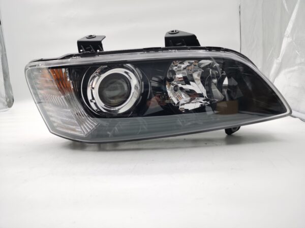 Holden COMMODORE/CALAIS 2008-2009 R.H.S HEADLIGHT ASSEMBLY