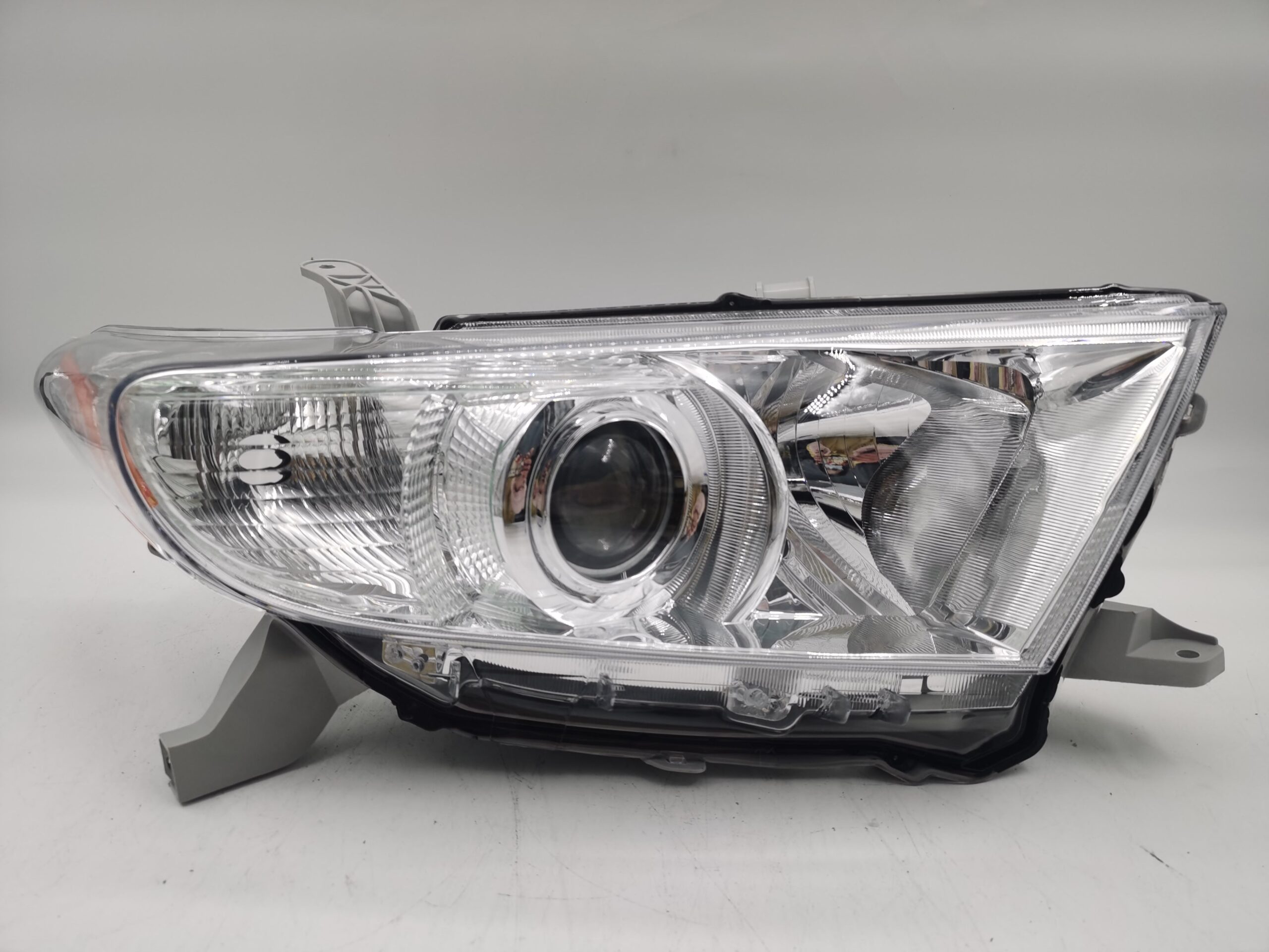 Toyota KLUGER 2011-2013 HALOGEN R.H.S HEADLIGHT ASSEMBLY