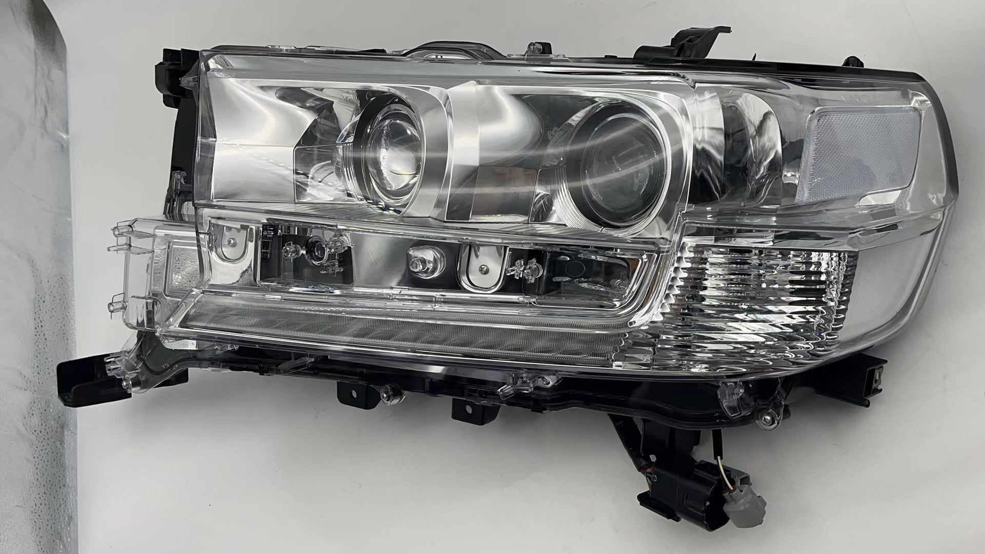 Toyota LANDCRUISER 200 SERIES VDJ200R 2016-2021 LED L.H.S HEADLIGHT ASSEMBLY