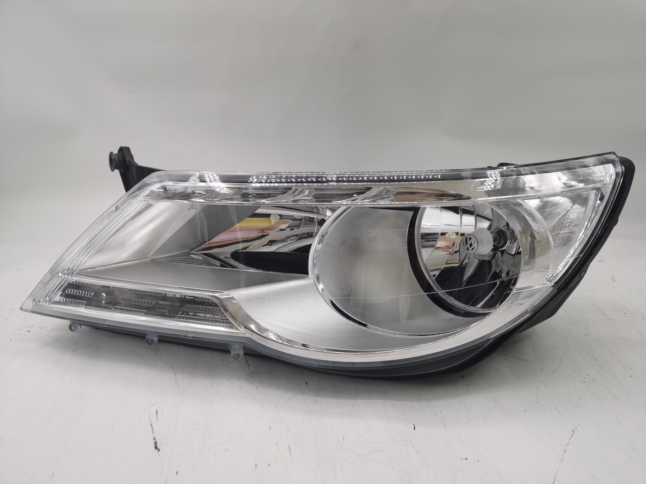 Volkswagen TIGUAN 2007-2011 HALOGEN L.H.S Headlight Assembly