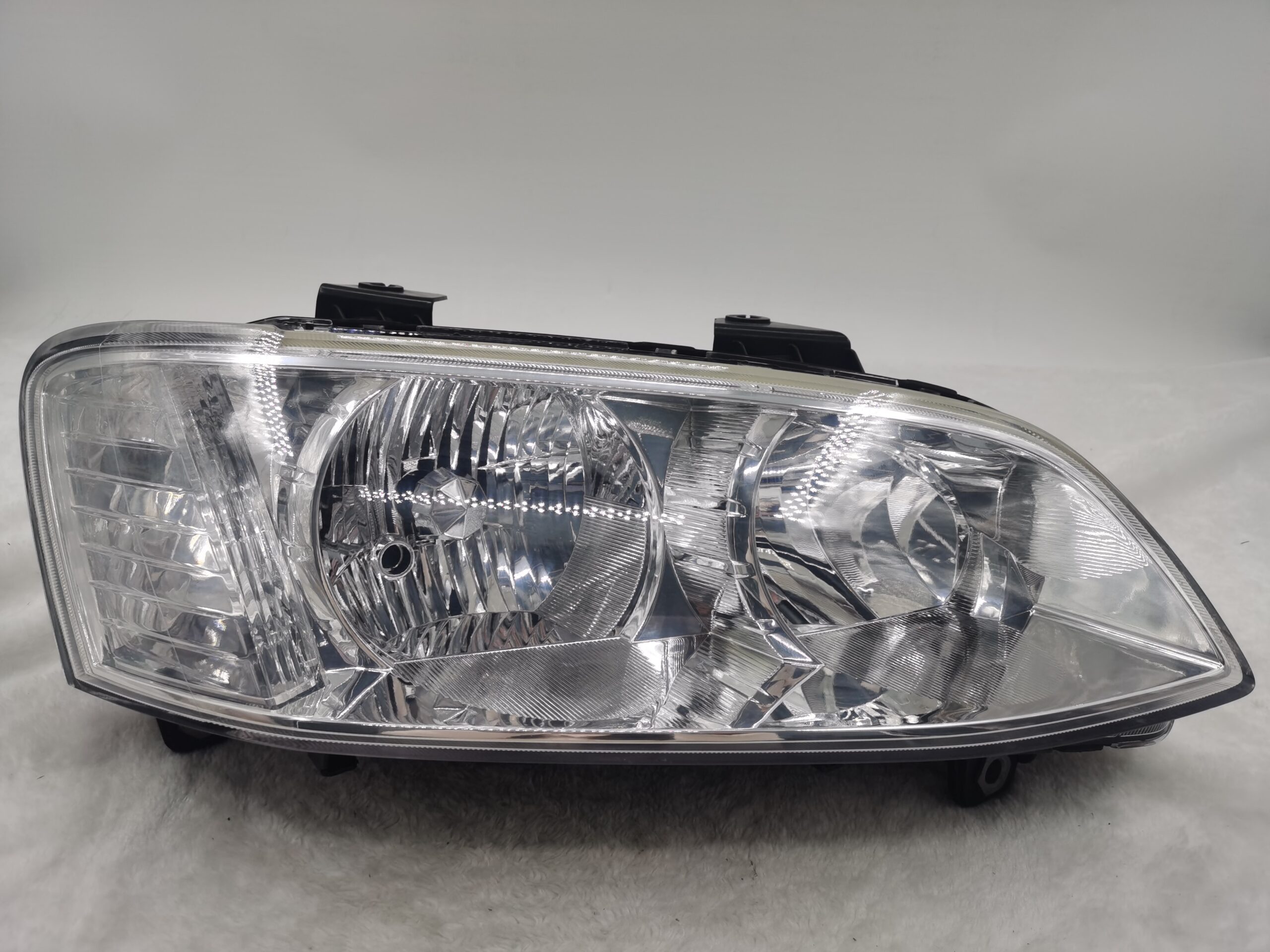 HOLDEN COMMODORE SV6 VE II 2011-2012 HALOGEN R.H.S HEADLIGHT ASSEMBLY