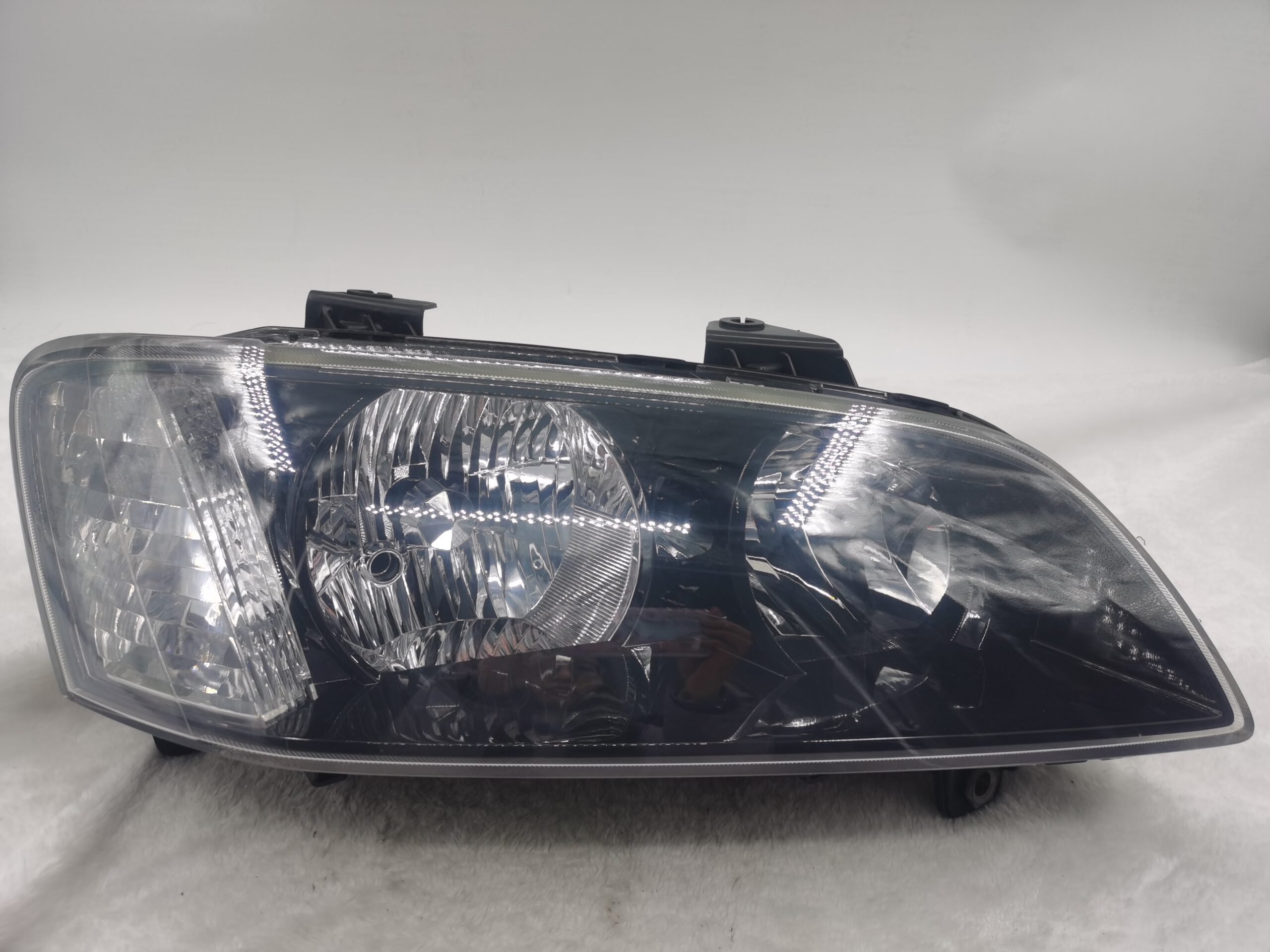 HOLDEN COMMODORE SV6 VE 2007-2010 HALOGEN R.H.S HEADLIGHT ASSEMBLY