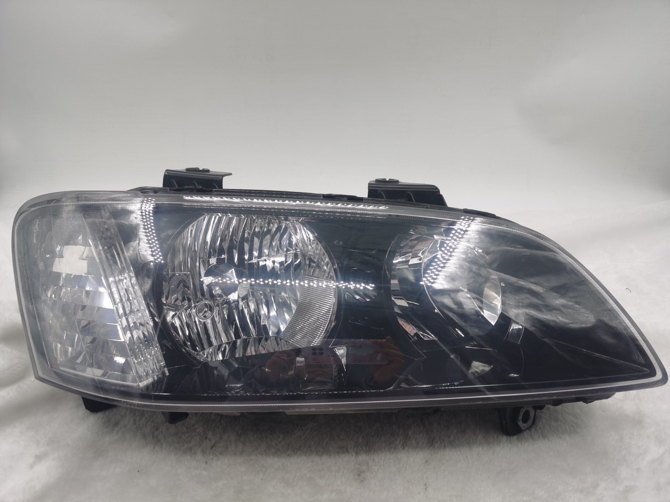 HOLDEN COMMODORE SV6 VE 2007-2010 HALOGEN R.H.S HEADLIGHT ASSEMBLY