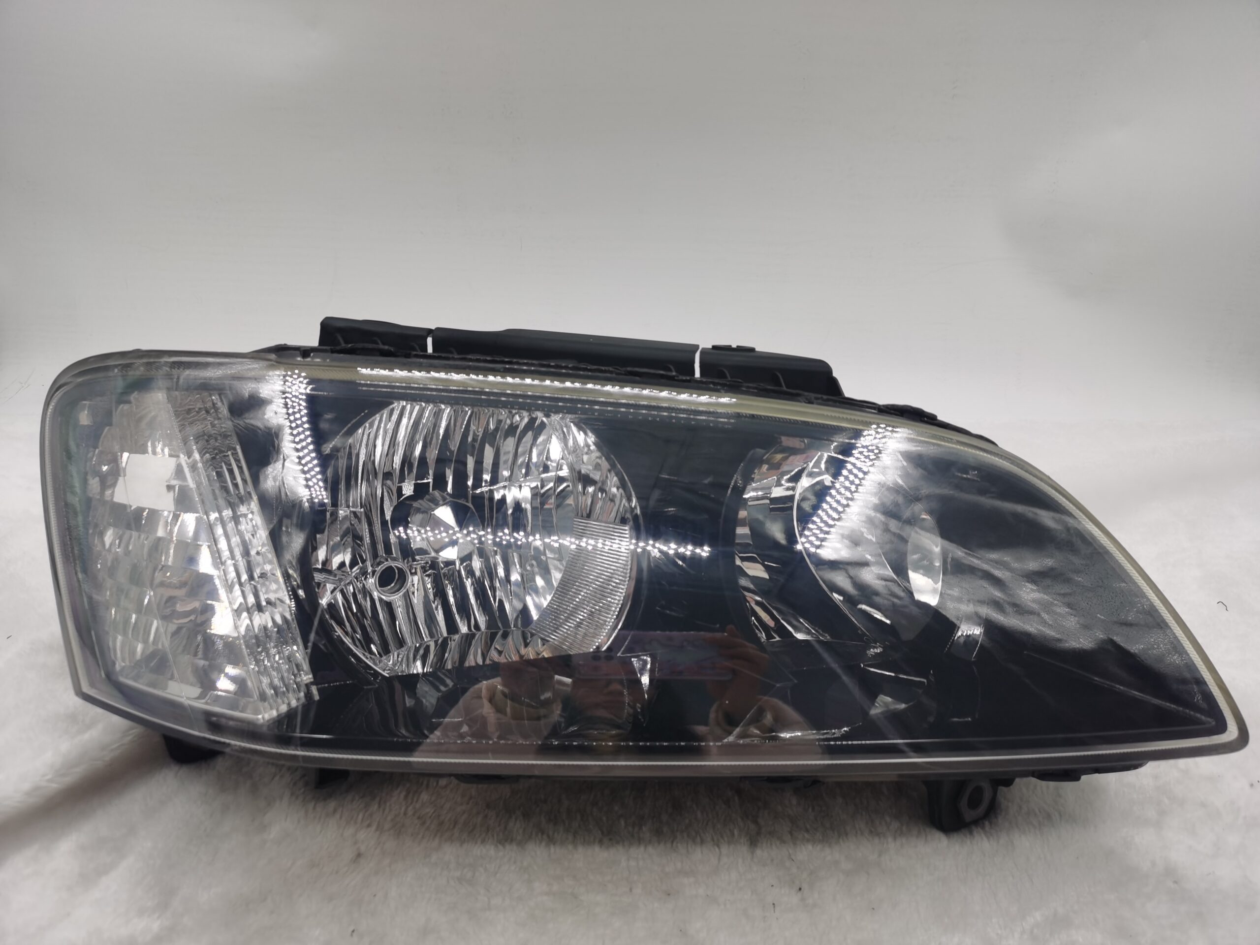 HOLDEN COMMODORE SV6 VE 2007-2010 HALOGEN R.H.S HEADLIGHT ASSEMBLY