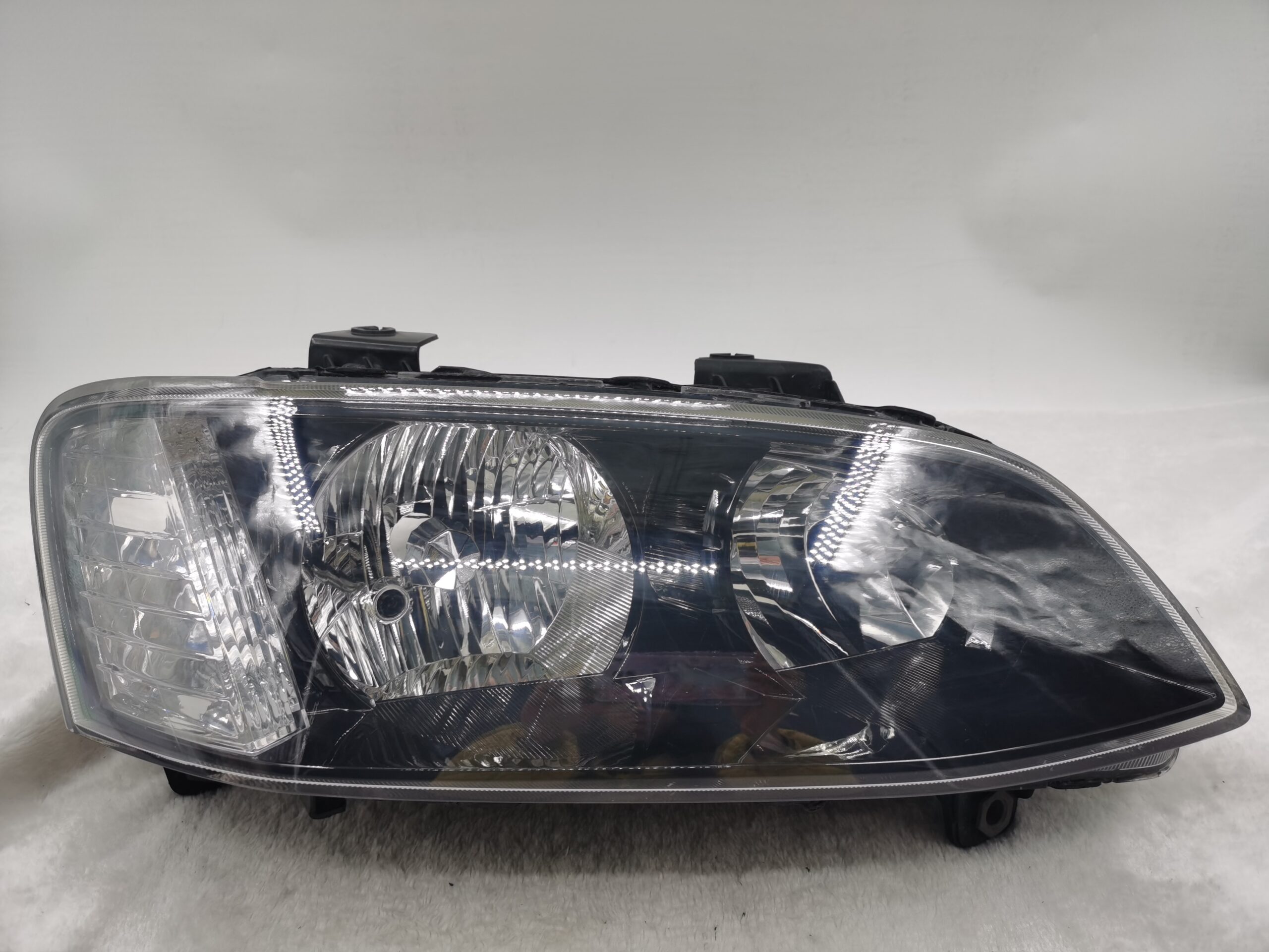 HOLDEN COMMODORE SV6 VE II 2011-2012 HALOGEN R.H.S HEADLIGHT ASSEMBLY