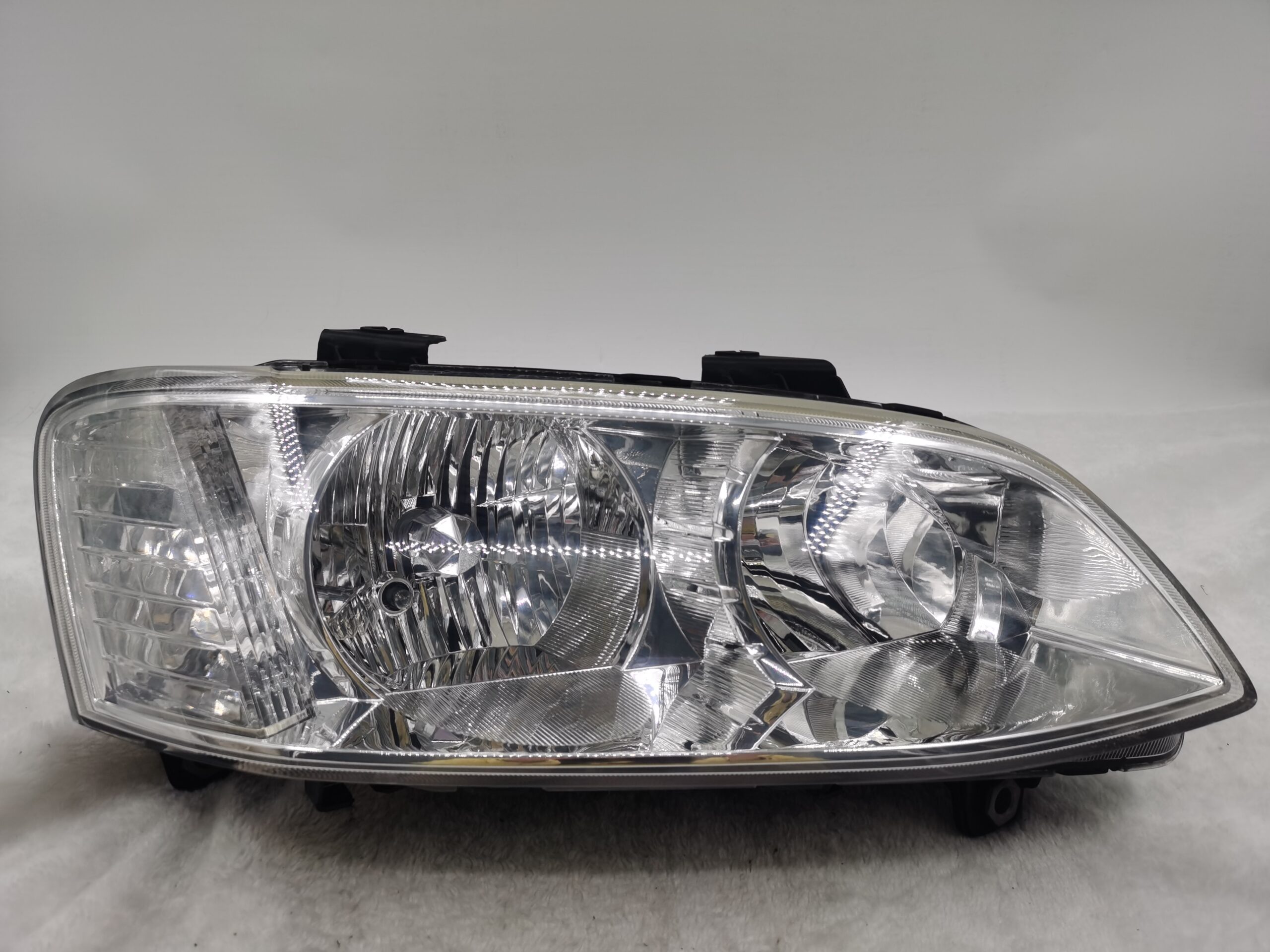 HOLDEN COMMODORE BERLINA  SV6 VE II 2011-2012 HALOGEN R.H.S HEADLIGHT ASSEMBLY