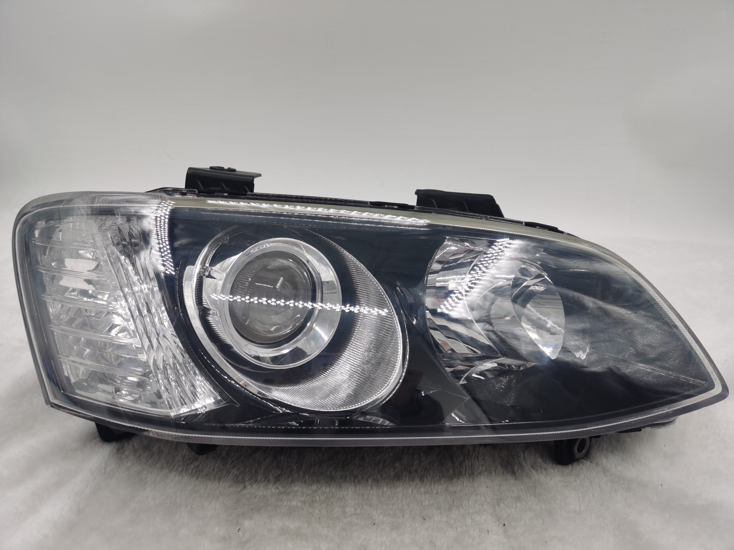 HOLDEN COMMODORE SV6 VE II 2011-2012 LENS HALOGEN R.H.S HEADLIGHT ASSEMBLY