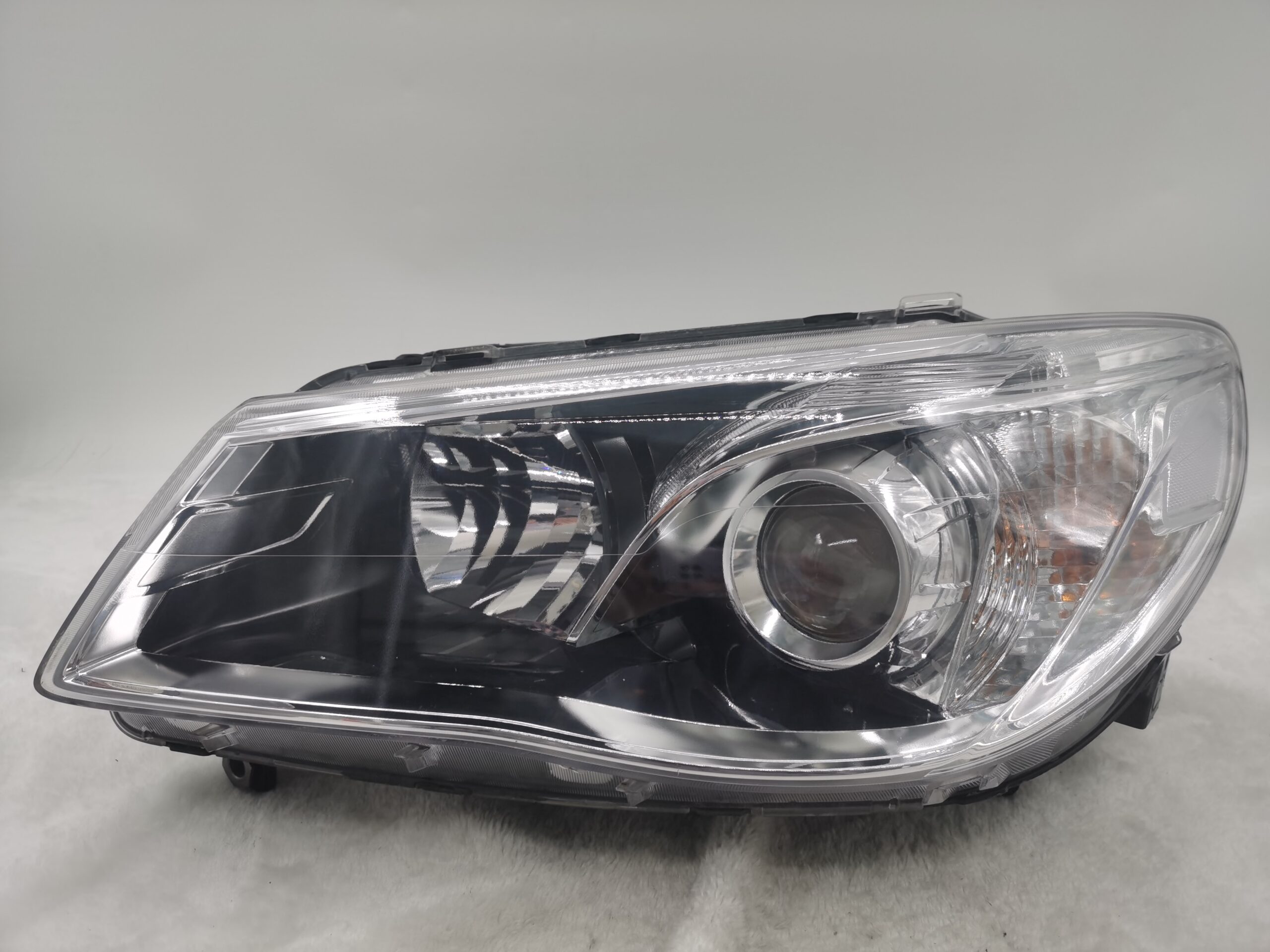 HOLDEN COMMODORE VF SV6 2013-2017 LENS HALOGEN L.H.S HEADLIGHT ASSEMBLY