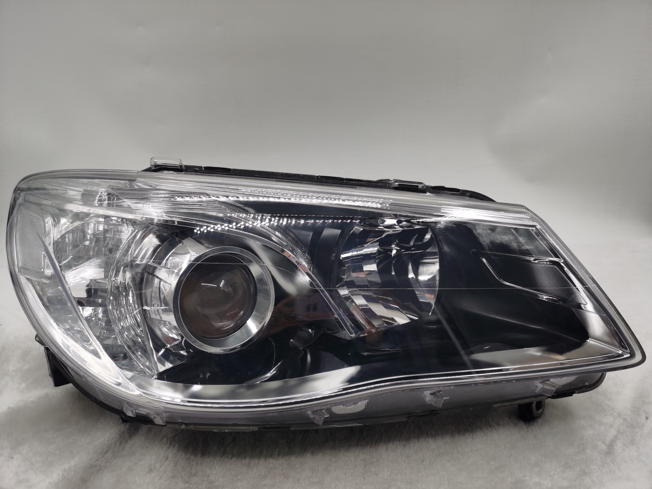 HOLDEN COMMODORE VF SV6 2013-2017 LENS HALOGEN R.H.S HEADLIGHT ASSEMBLY