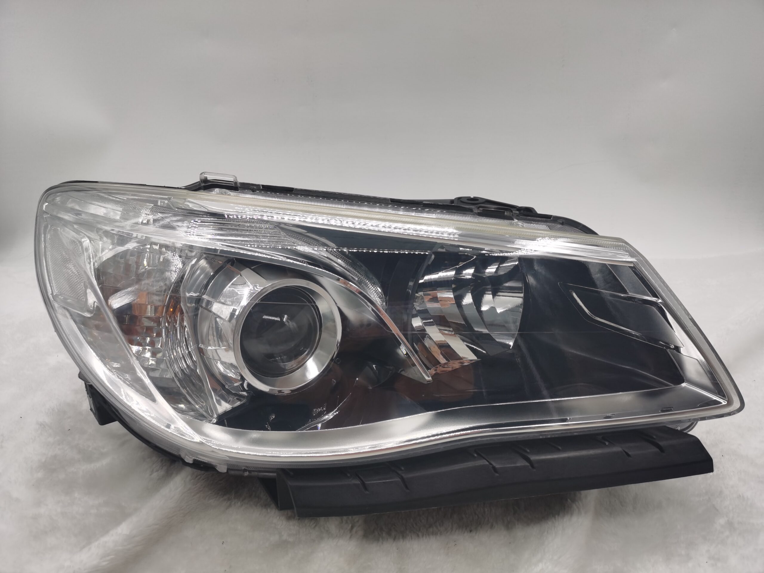 HOLDEN COMMODORE VF SV6 2013-2017 LENS HALOGEN R.H.S HEADLIGHT ASSEMBLY