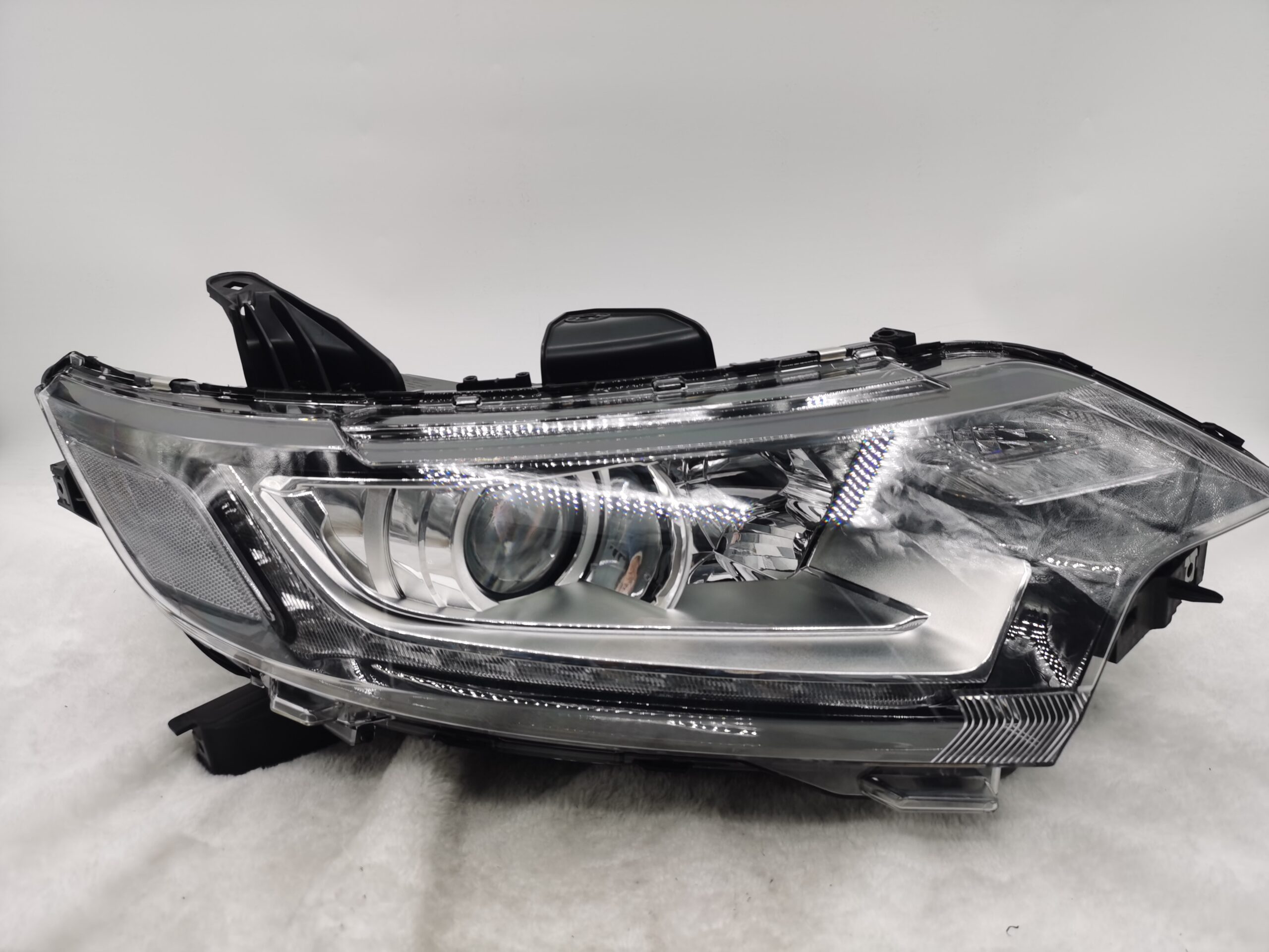 MITSUBISHI OUTLANDER 2016-2020 HALOGEN R.H.S HEADLIGHT ASSEMBLY