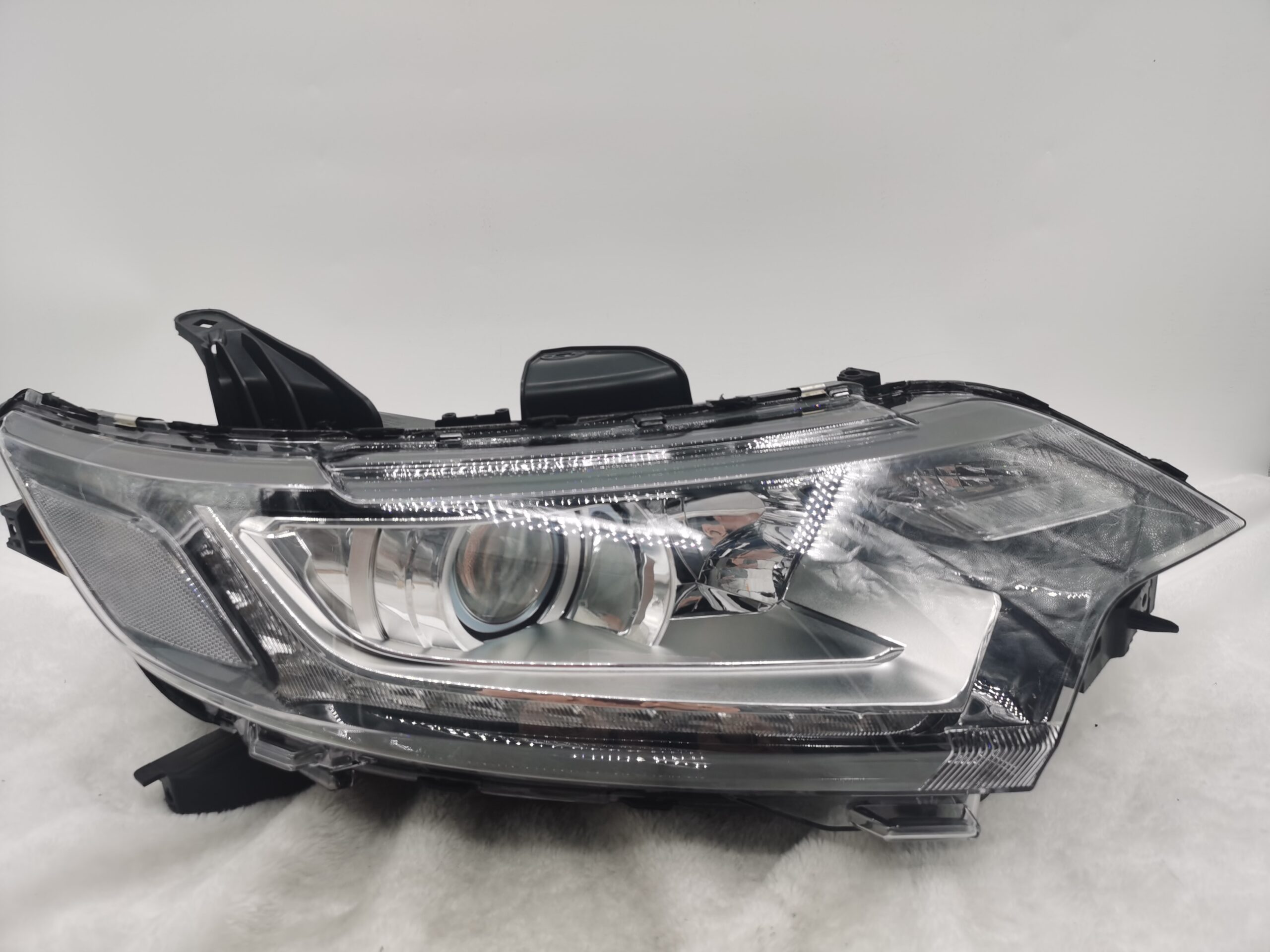 MITSUBISHI OUTLANDER 2016-2020 HALOGEN R.H.S HEADLIGHT ASSEMBLY