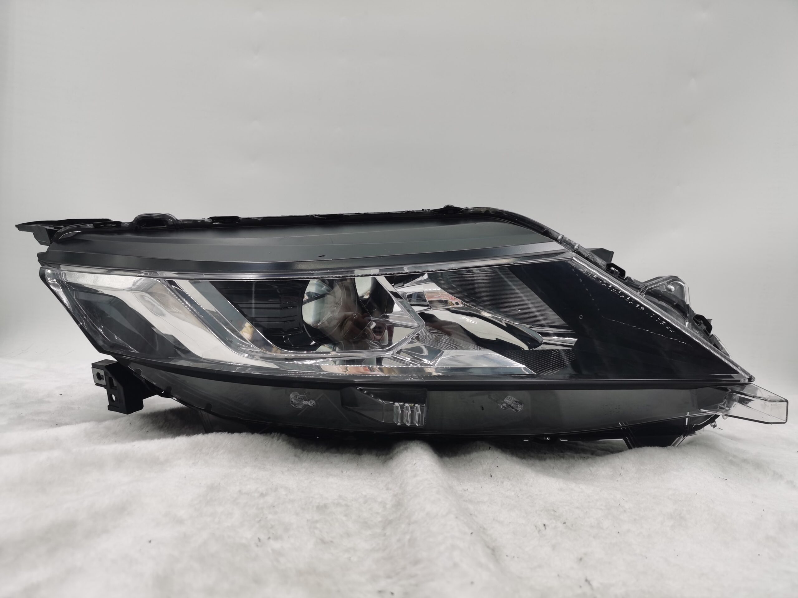 MITSUBISHI TRITON L200 2019-2023 HALOGEN R.H.S HEADLIGHT ASSEMBLY