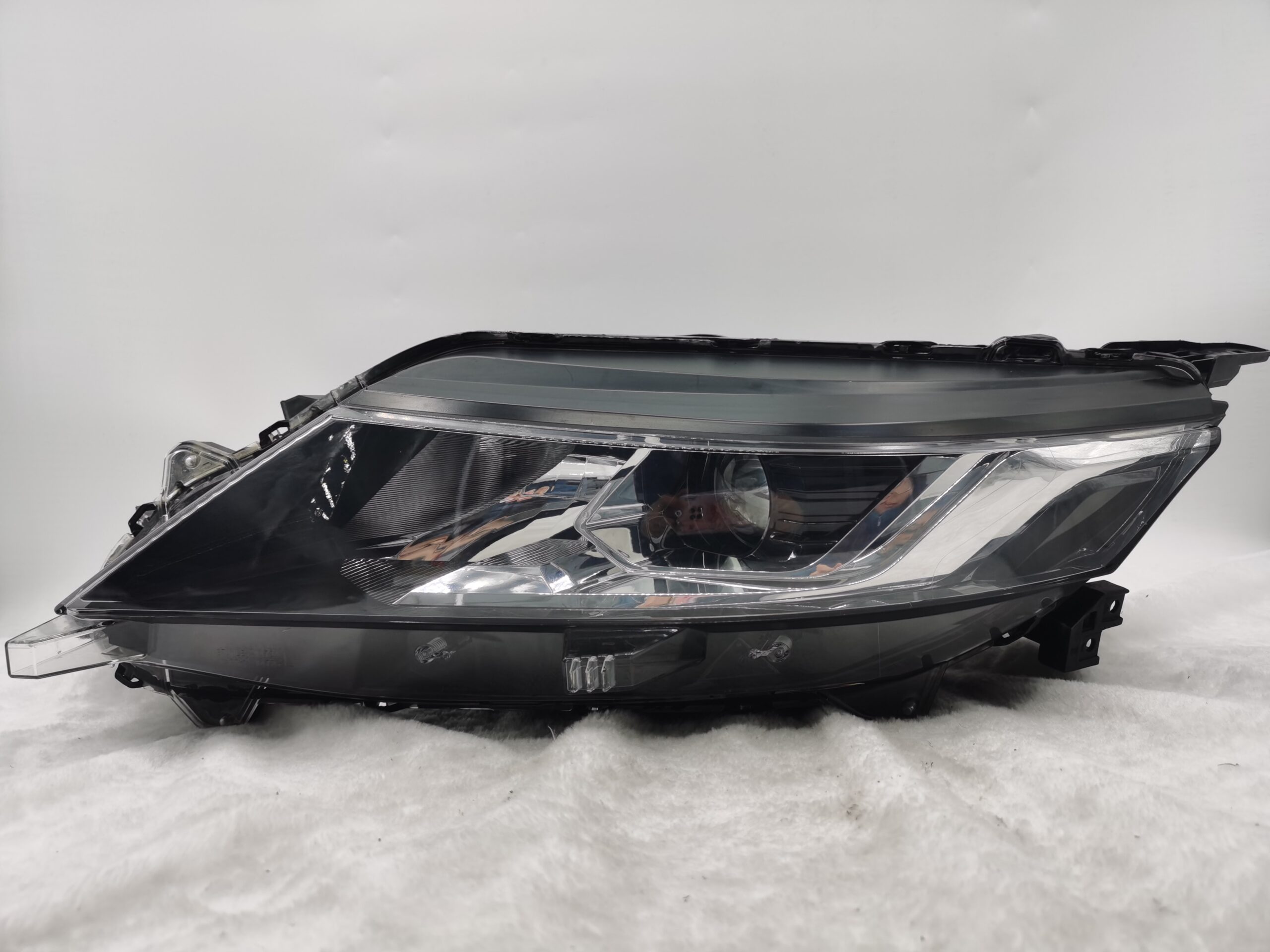 MITSUBISHI TRITON L200 2019-2023 HALOGEN L.H.S HEADLIGHT ASSEMBLY