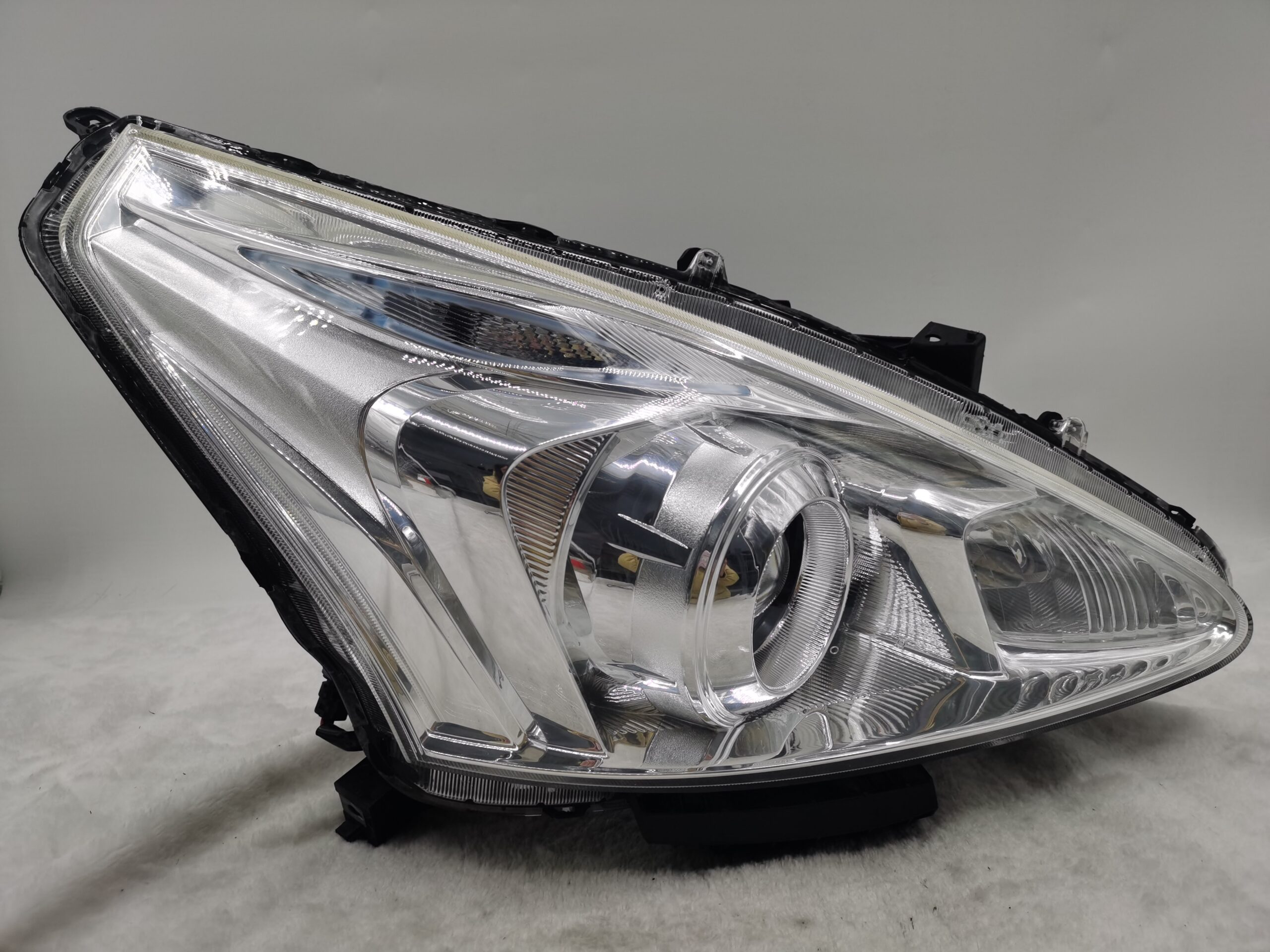 NISSAN TIIDA 2013-2016 XENON R.H.S HEADLIGHT ASSEMBLY