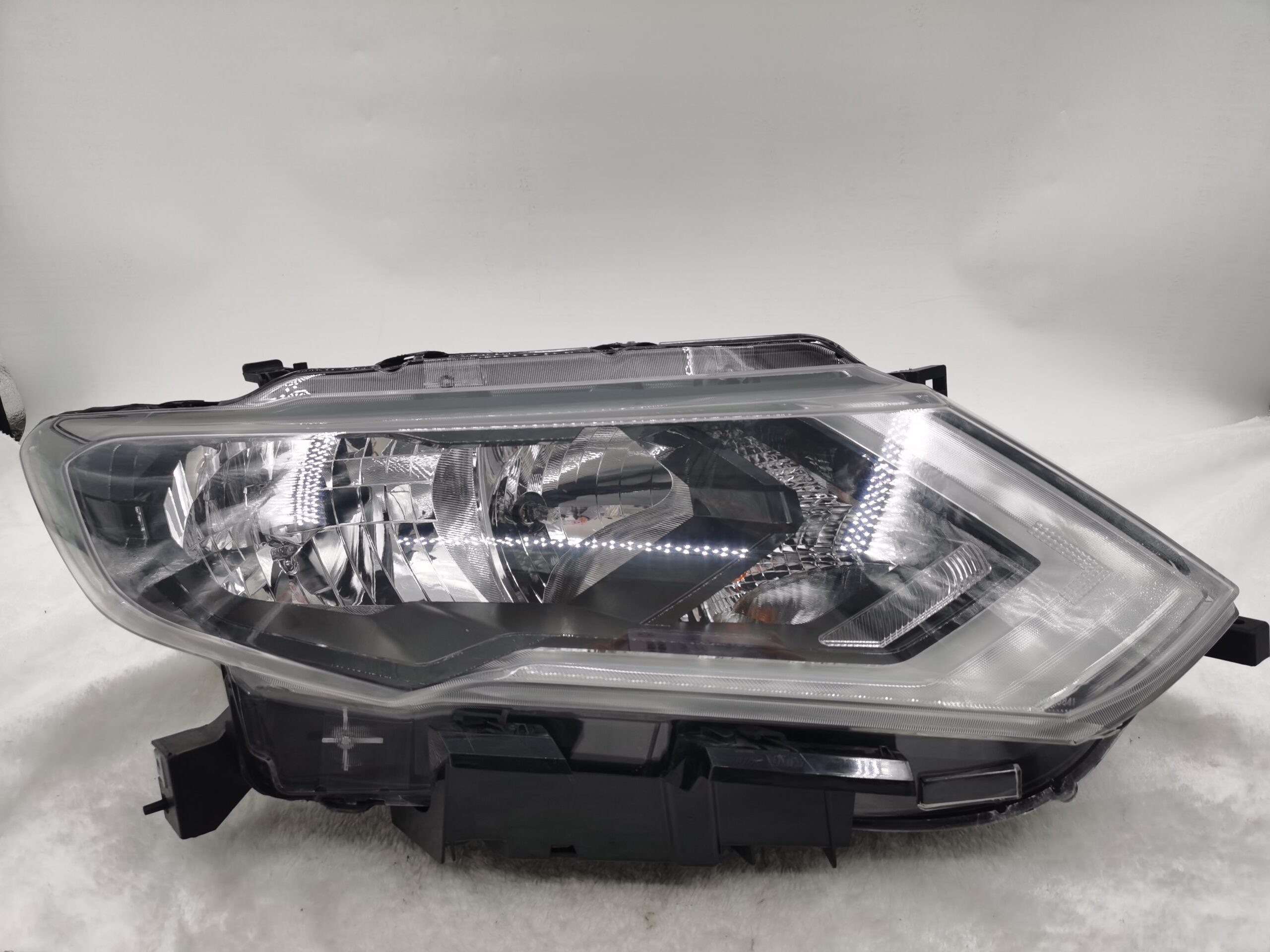 NISSAN X-TRAIL T32 2017-2020 HALOGEN R.H.S HEADLIGHT ASSEMBLY