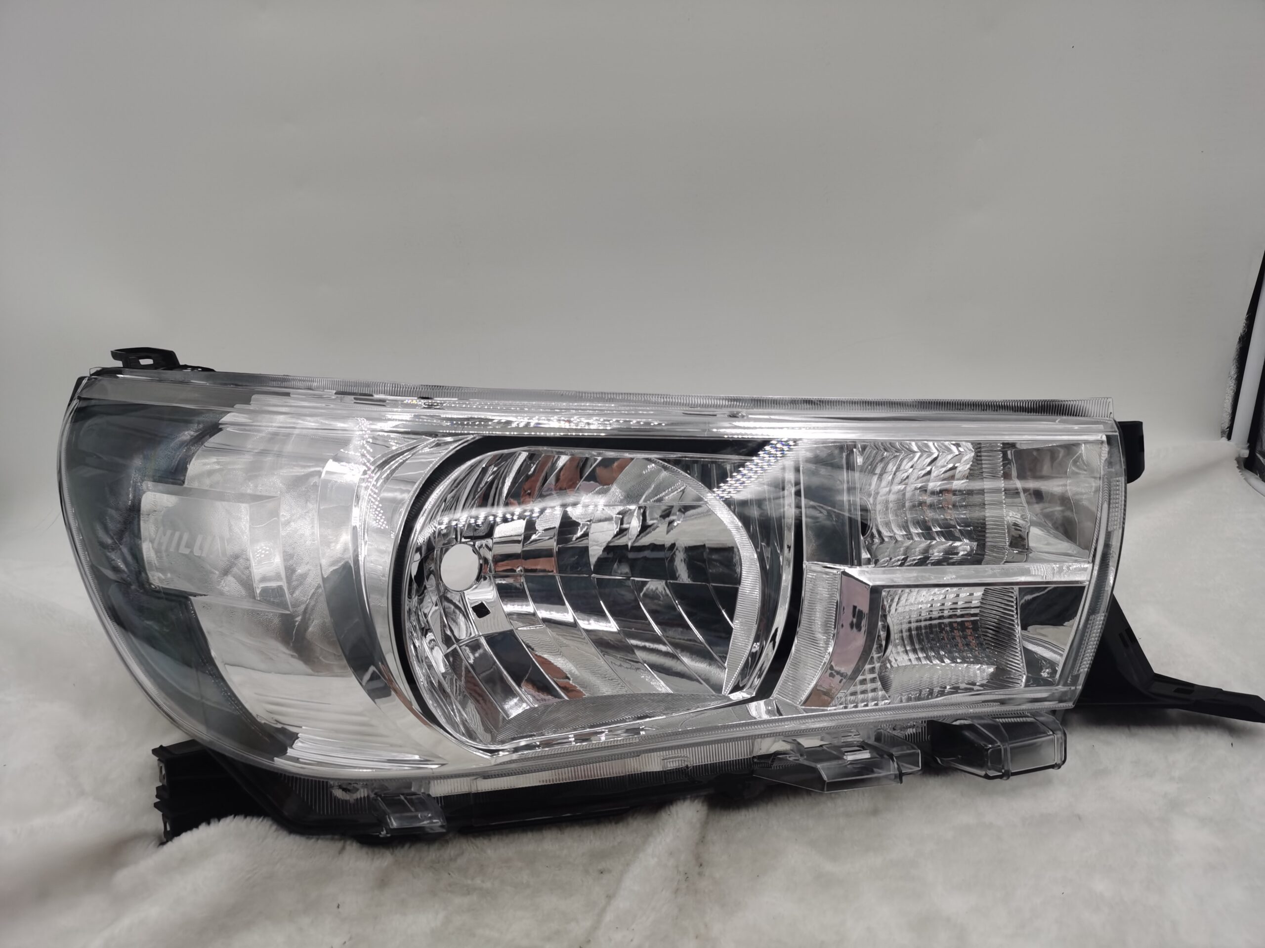 TOYOTA HILUX REVO 2015-2019 HALOGEN R.H.S HEADLIGHT ASSEMBLY