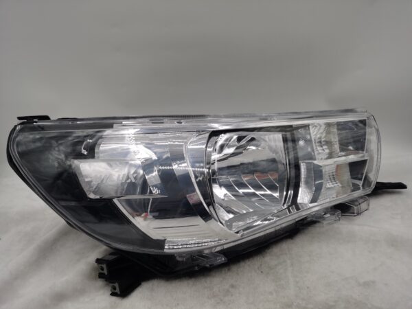 TOYOTA HILUX REVO 2015-2019 HALOGEN R.H.S HEADLIGHT ASSEMBLY