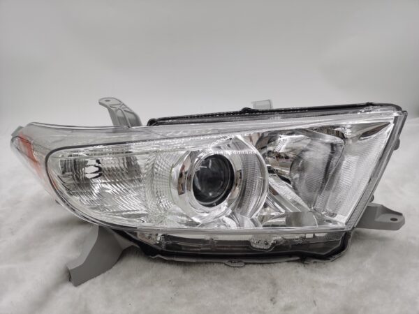 TOYOTA KLUGER 2011-2013 HALOGEN R.H.S HEADLIGHT ASSEMBLY