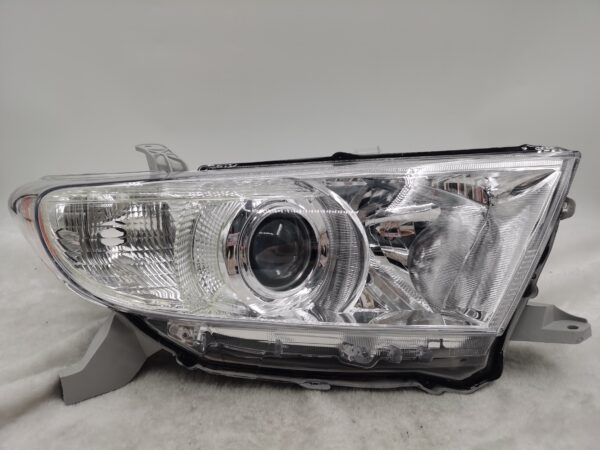 TOYOTA KLUGER 2011-2013 HALOGEN R.H.S HEADLIGHT ASSEMBLY