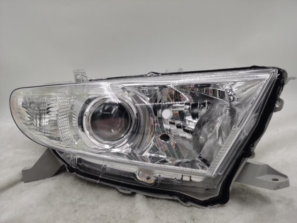 TOYOTA KLUGER 2011-2013 HALOGEN R.H.S HEADLIGHT ASSEMBLY