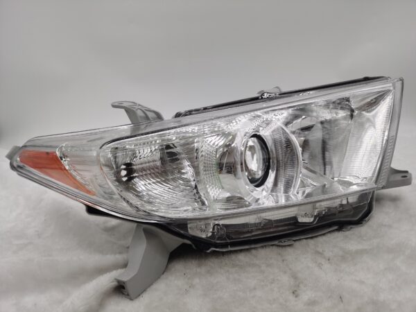 TOYOTA KLUGER 2011-2013 HALOGEN R.H.S HEADLIGHT ASSEMBLY