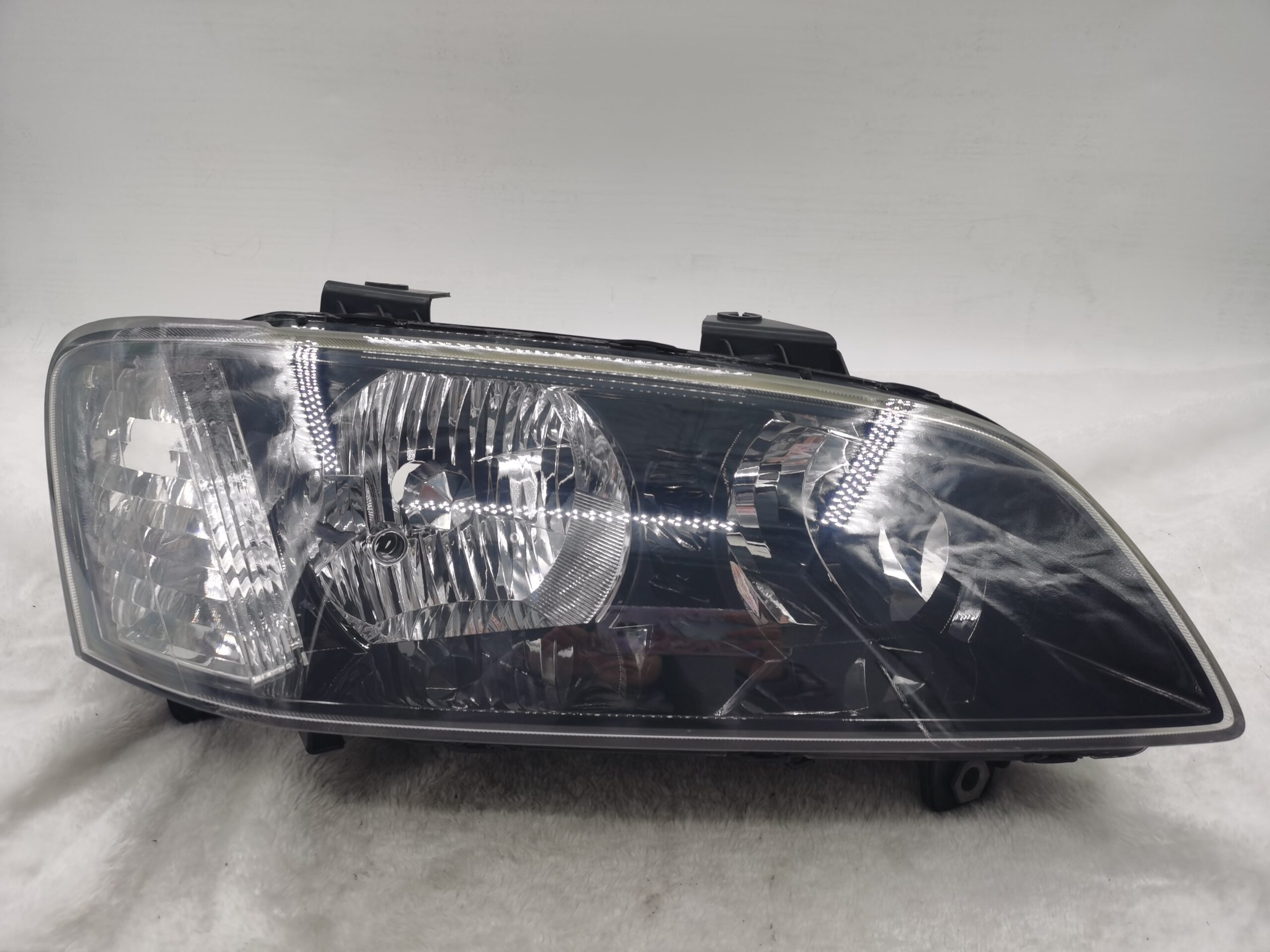 HOLDEN COMMODORE SV6 VE 2007-2010 HALOGEN R.H.S HEADLIGHT ASSEMBLY