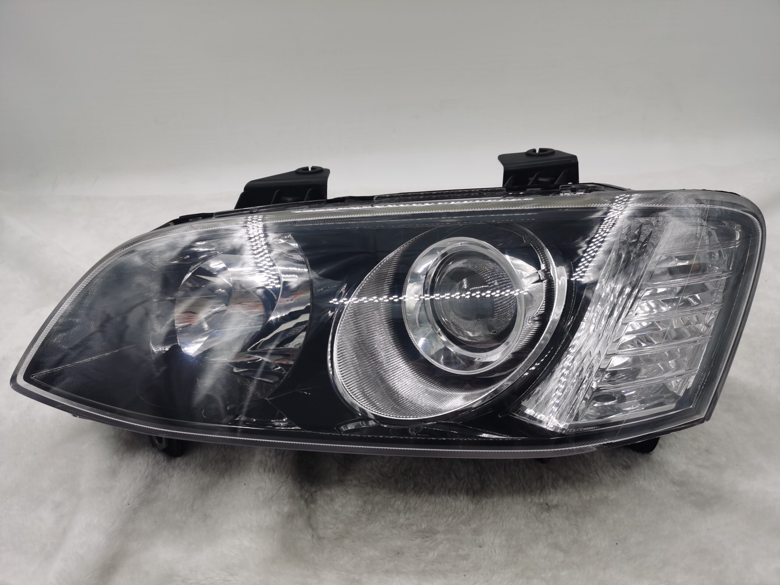 HOLDEN COMMODORE VE II SV6 2011-2012 LENS HALOGEN L.H.S HEADLIGHT ASSEMBLY